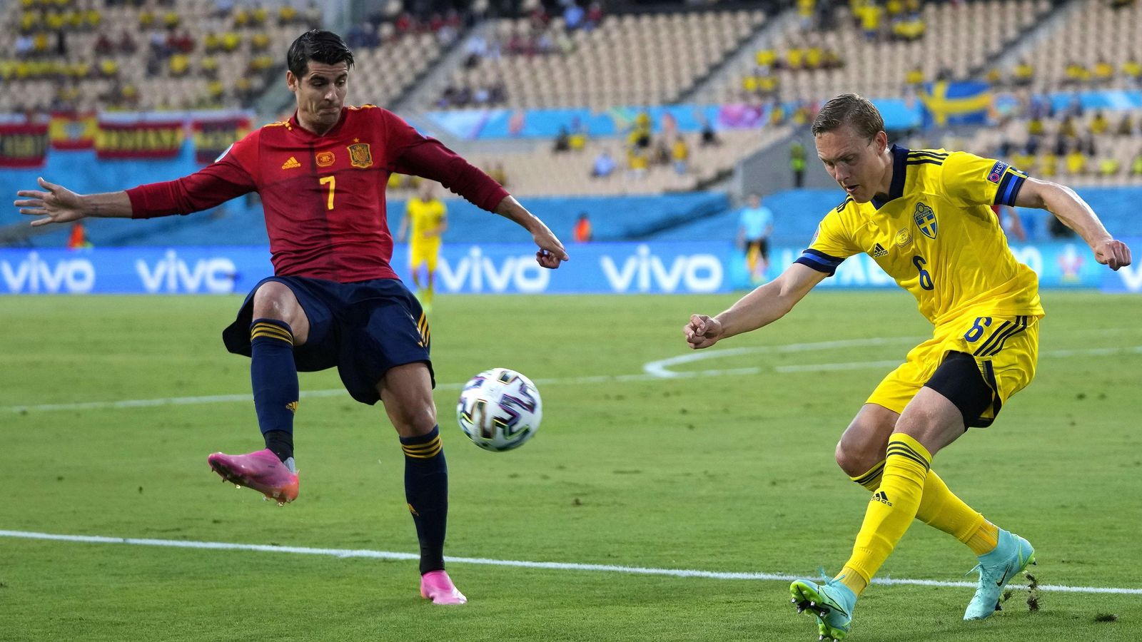 El sueco Augustinsson centra ante Morata en el partido ante España en el Estadio de la Cartuja.