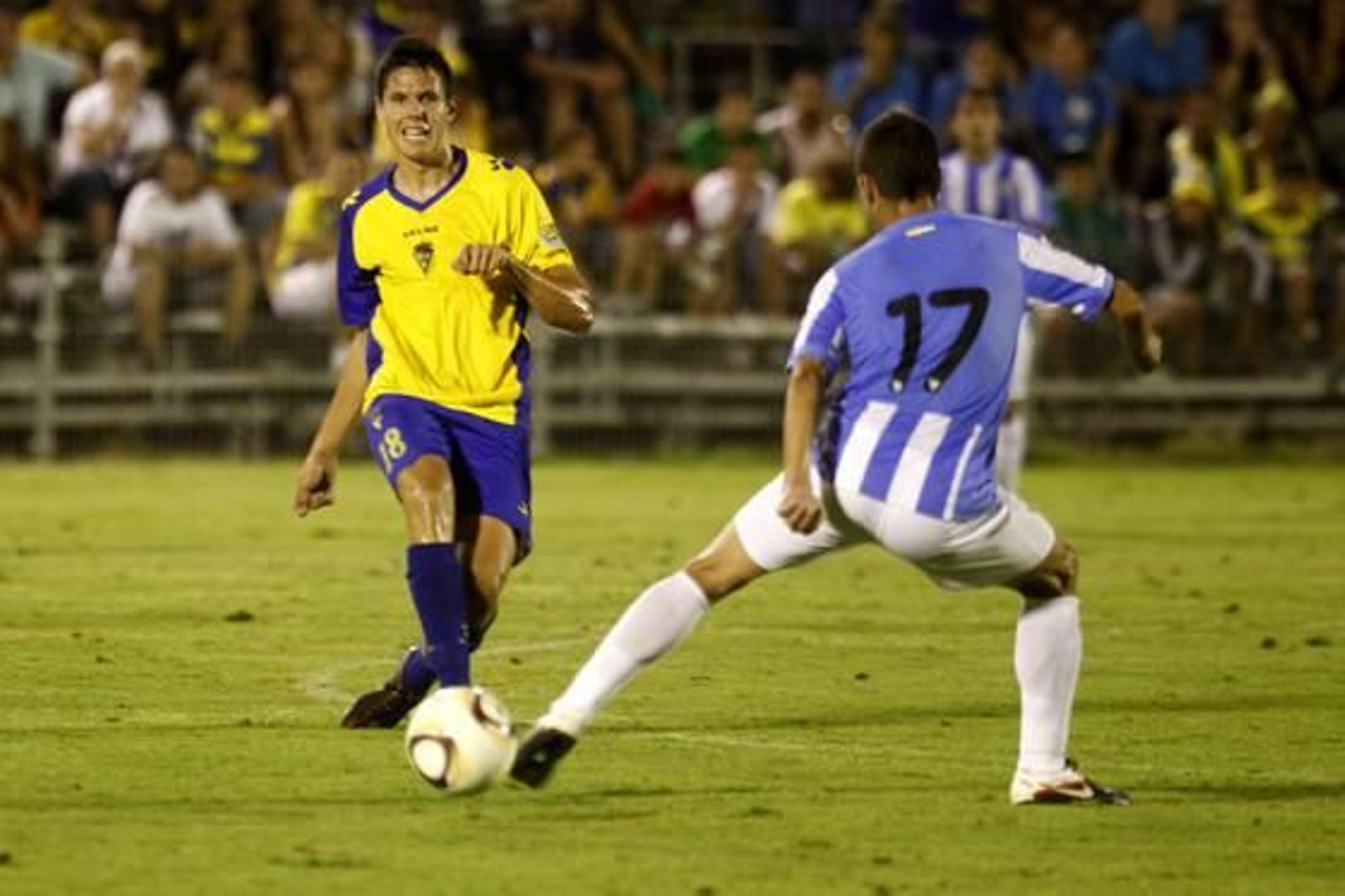 Yuste realiza un pase ante Duda. 

Foto: Jesus Marin