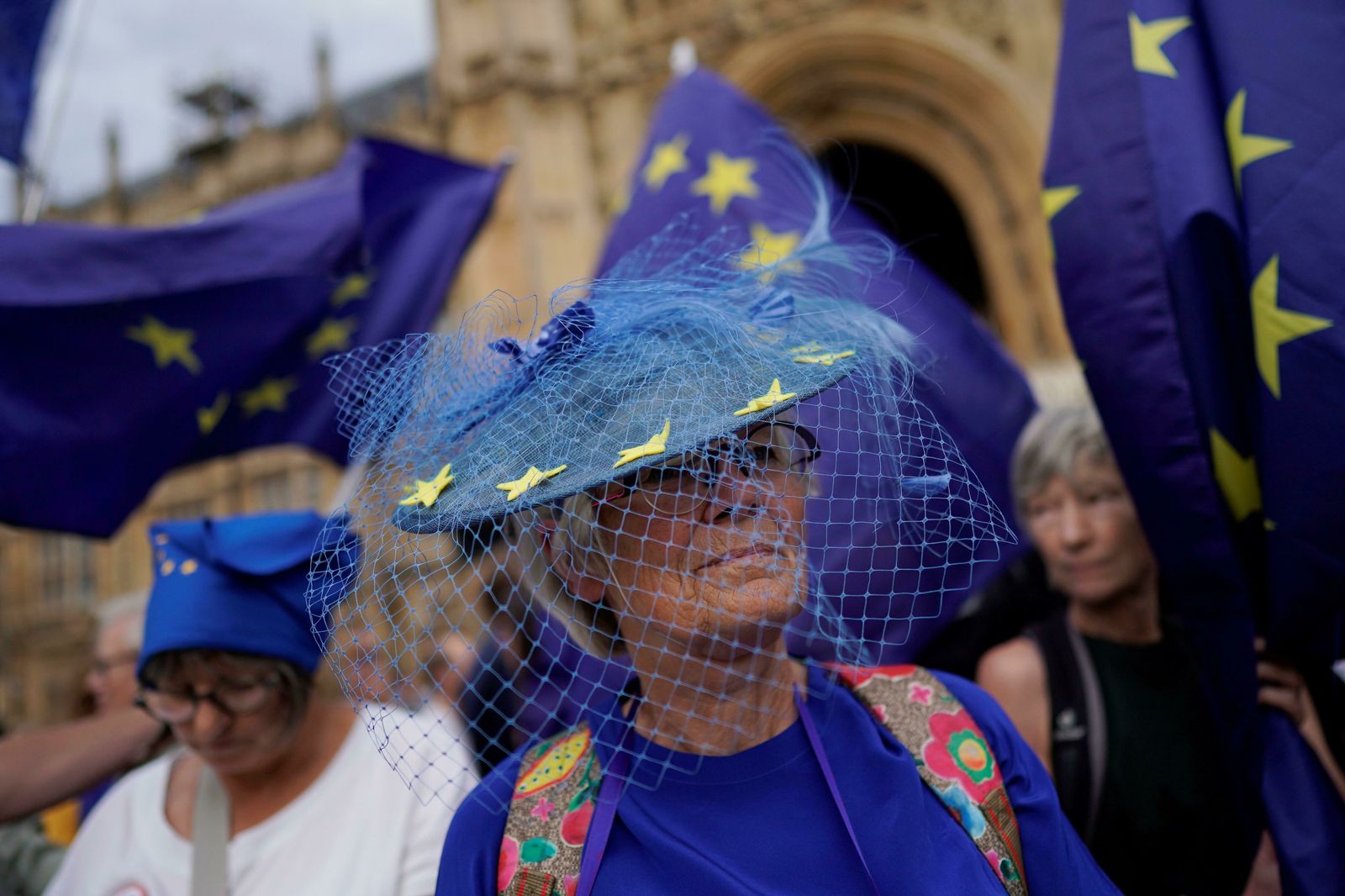 Una manifestante viste un tocado con la badera de la UE durante las protestas frente al Parlamento Británico.