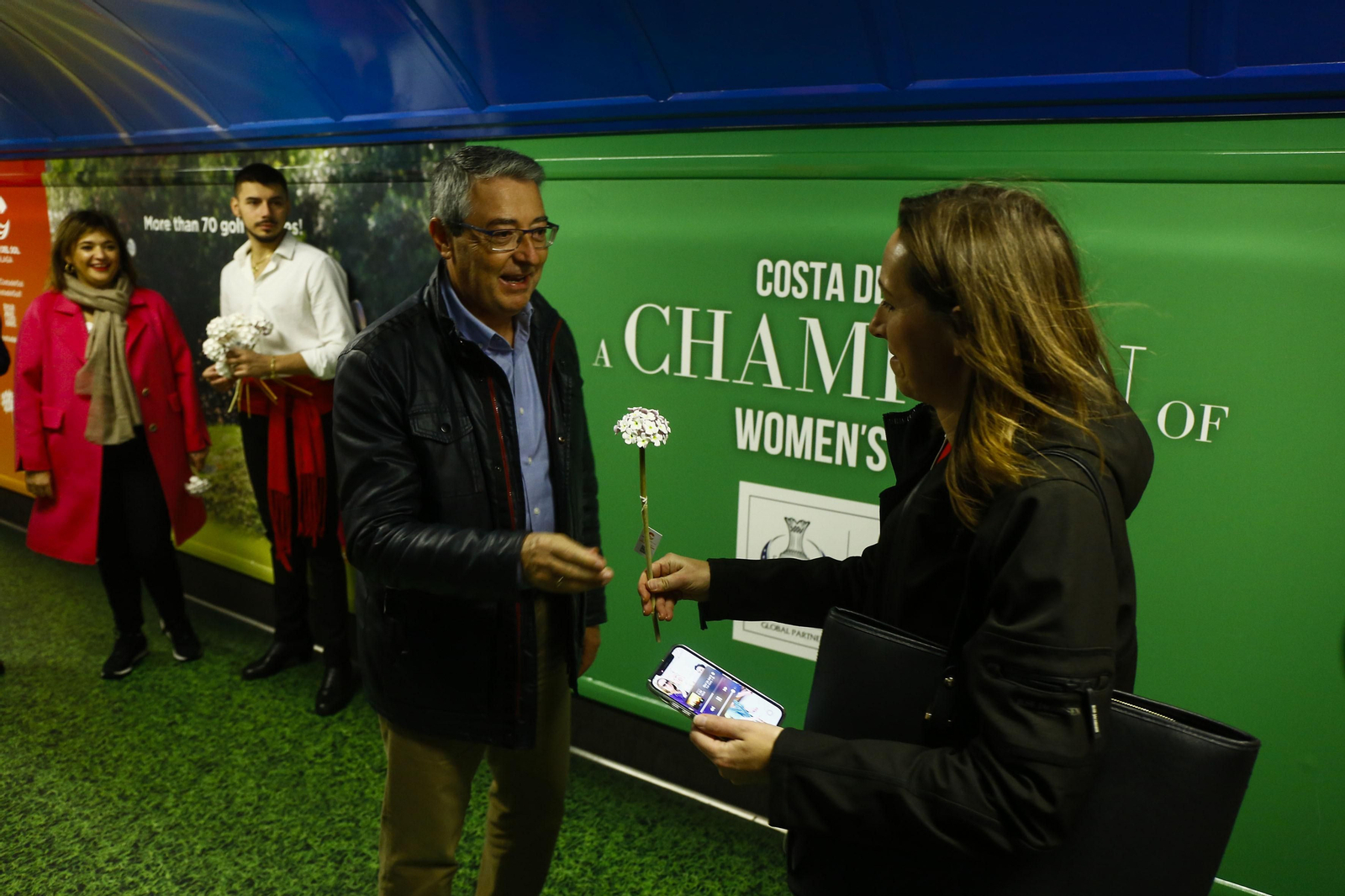 Salado entrega una biznaga a una usuaria en el metro de Londres, el marco de la World Travel Market (WTM).