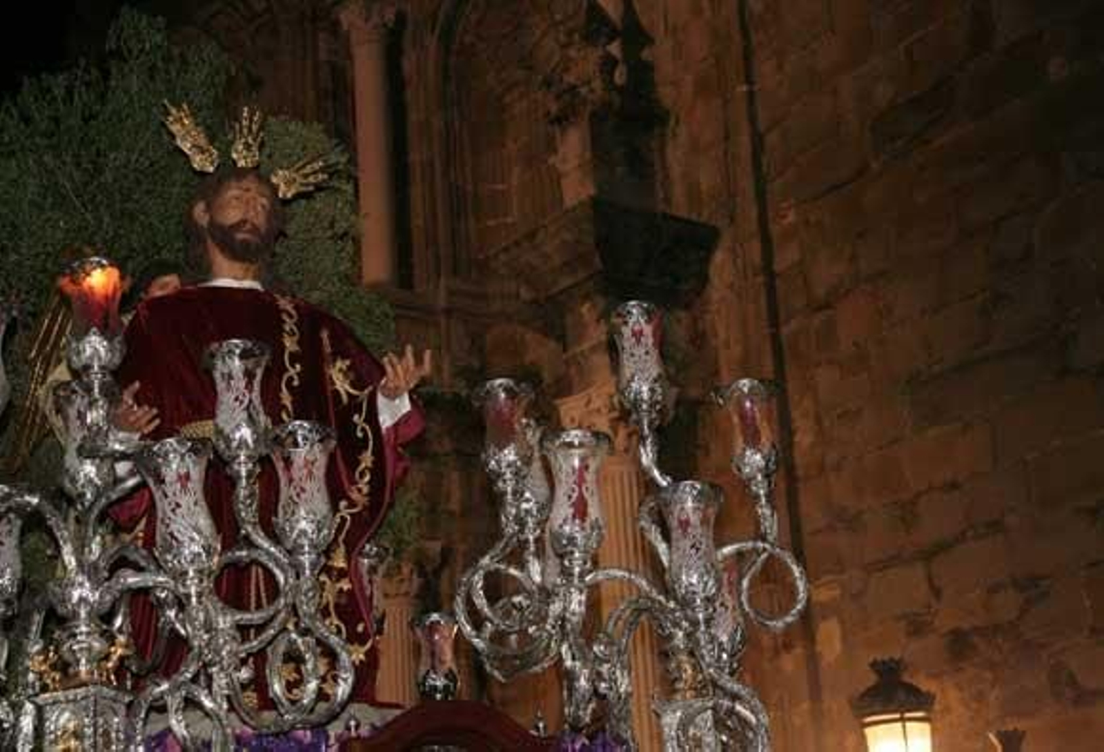 La impresionante imagen de Nuestro Padre Jesús de la Oración del Huerto a los pocos instantes de su salida, anoche

Foto: J.M.Q./Shus Teran/Erasmo Fenoy/Paco Guerrero