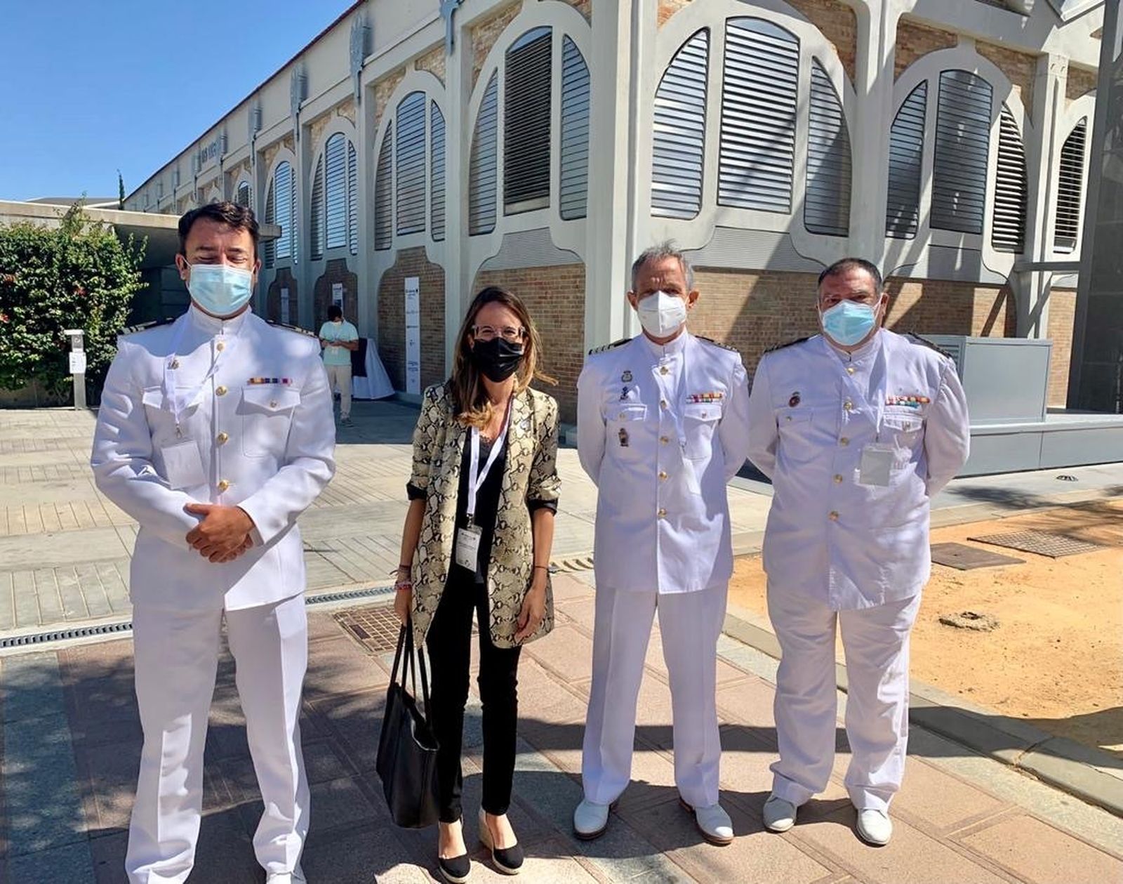La alcaldesa de Ayamonte frente al Centro de Recepción y Documentación del Puerto de Huelva