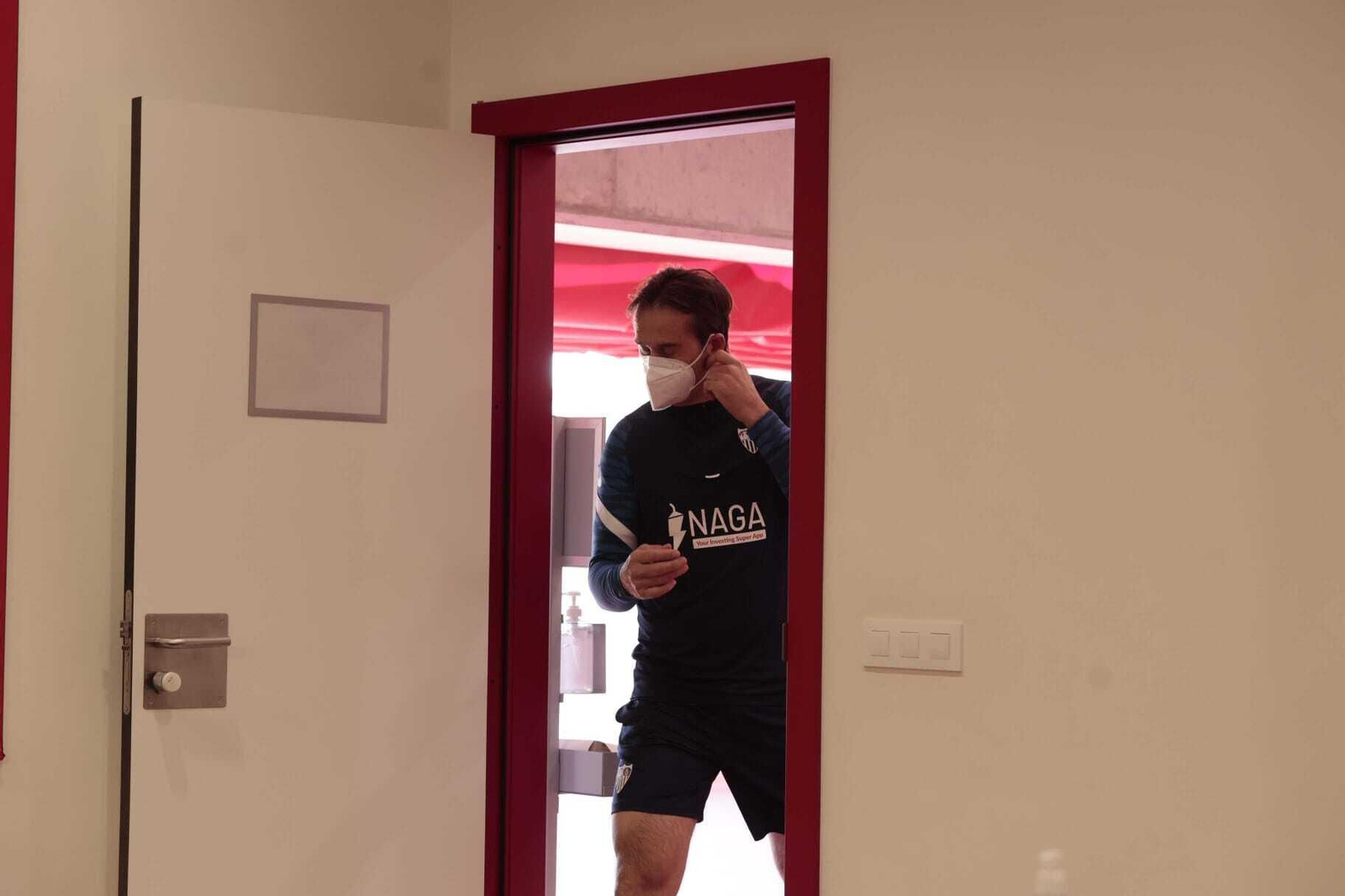 Lopetegui, en el momento de acceder a la sala de prensa del Estadio Jesús Navas.