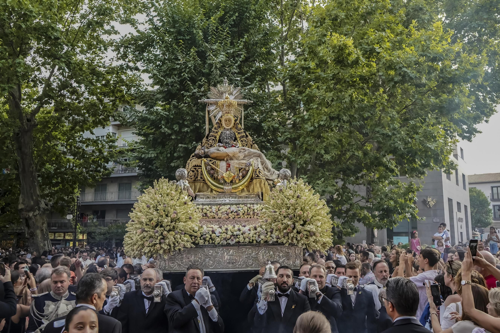 La Patrona desfila por Granada el año pasado