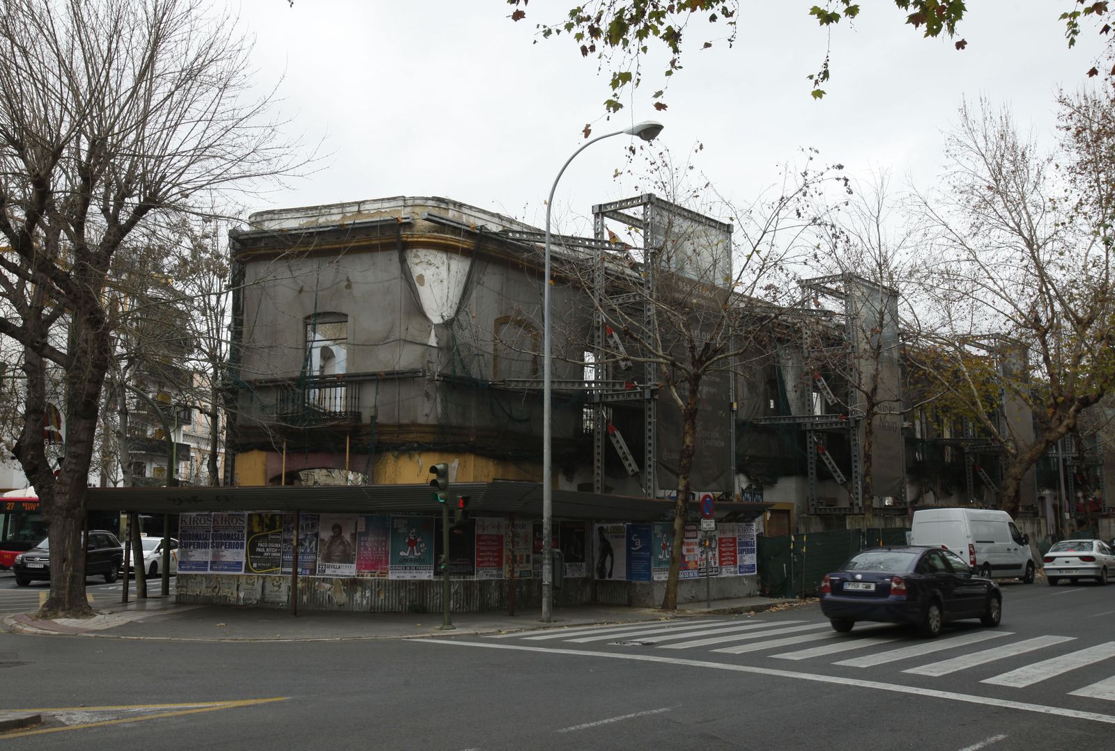 Fachada del solar ubicado en las calles la Florida y Luis Montoto y la avenida de Menéndez y Pelayo.