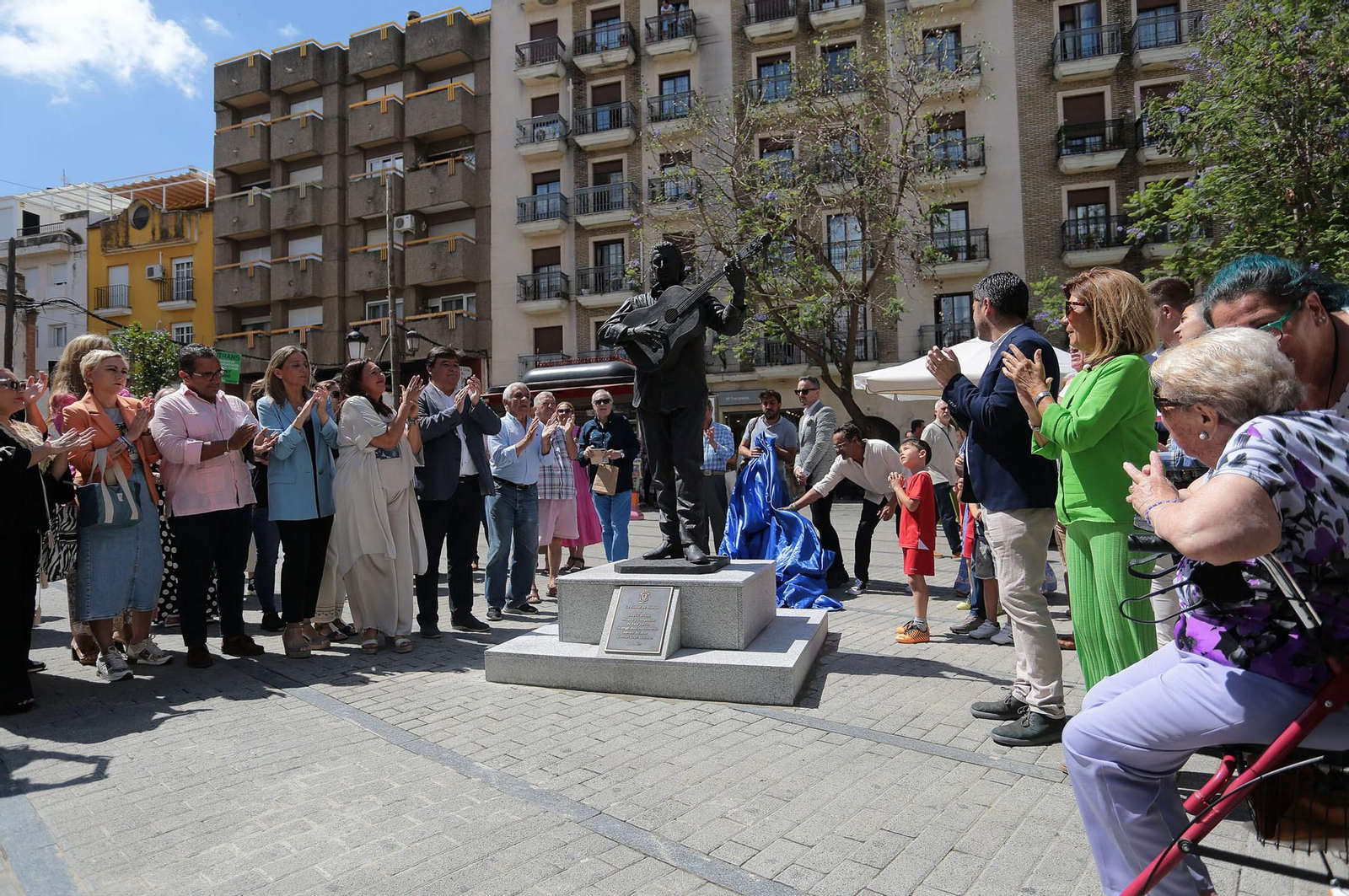 Imágenes del descubrimiento de la escultura en honor a Joseli Carrión
