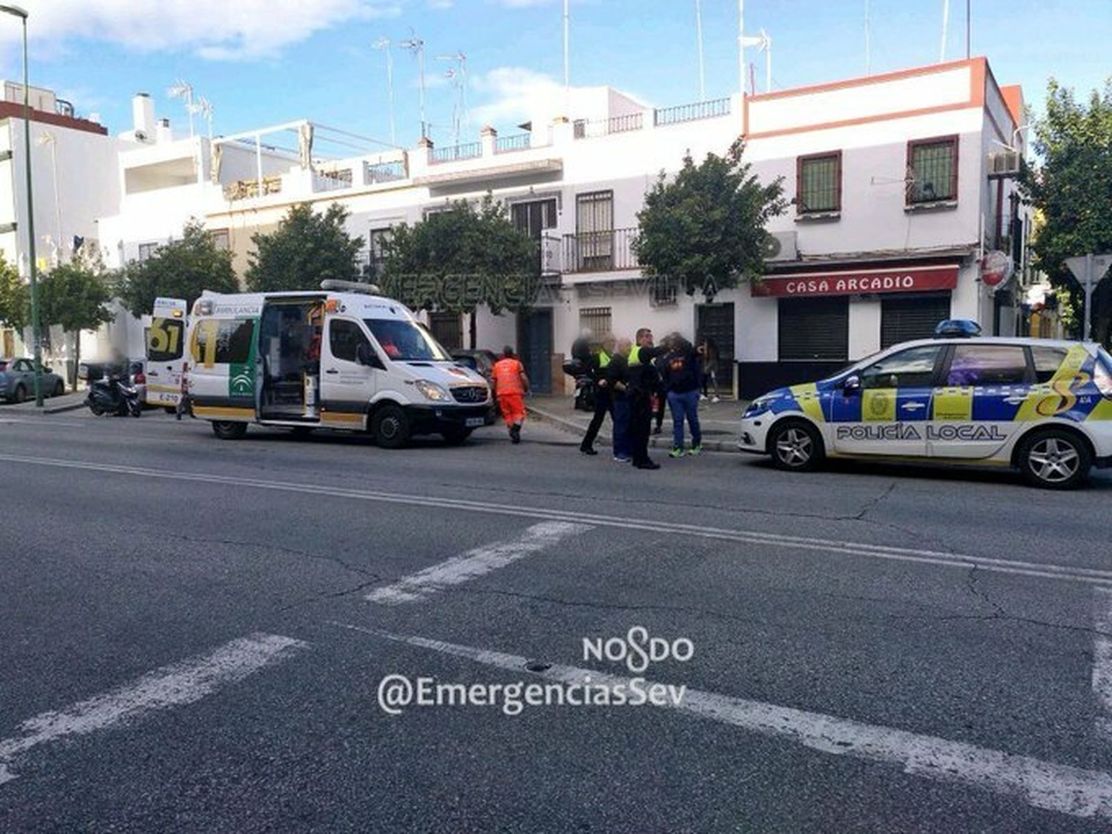 La Policía Local y los servicios de emergencias sanitarias en el lugar donde tuvo lugar el accidente en Hytasa.
