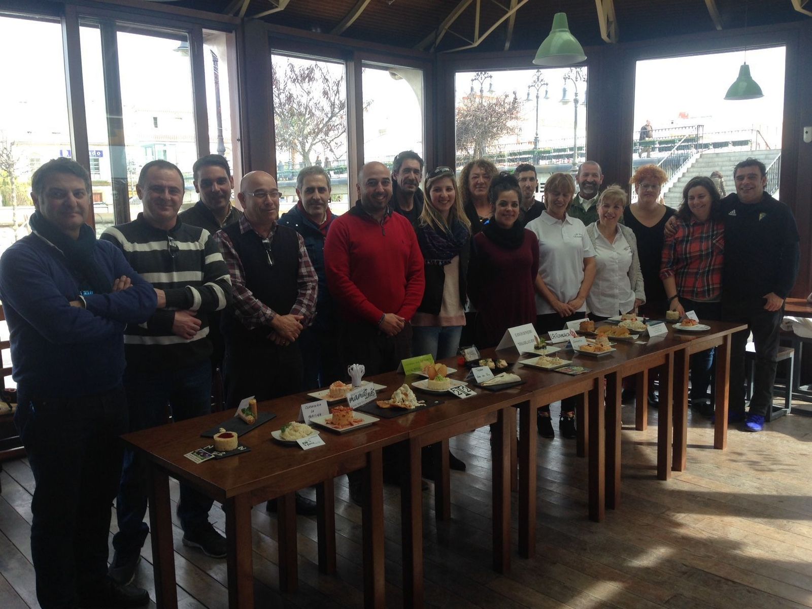 Los participantes en la iniciativa posan junto a sus propuestas durante la presentación celebrada ayer.