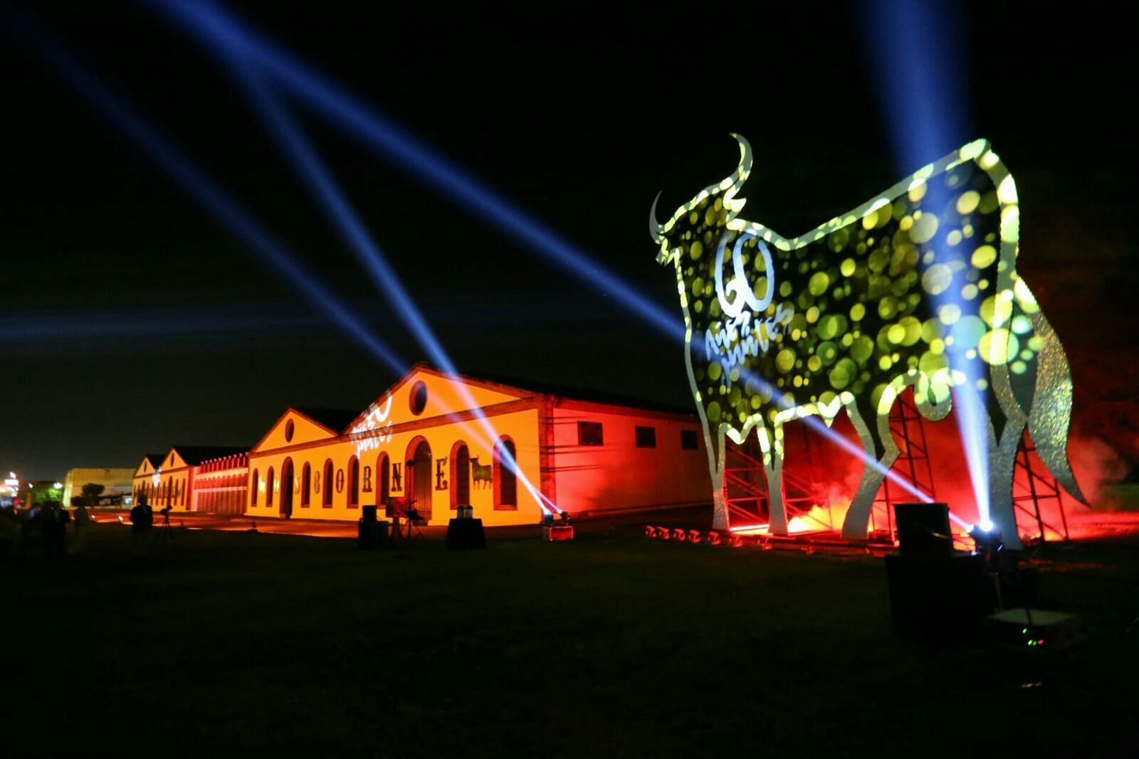Una imagen del Toro de Osborne en vidrio iluminado.