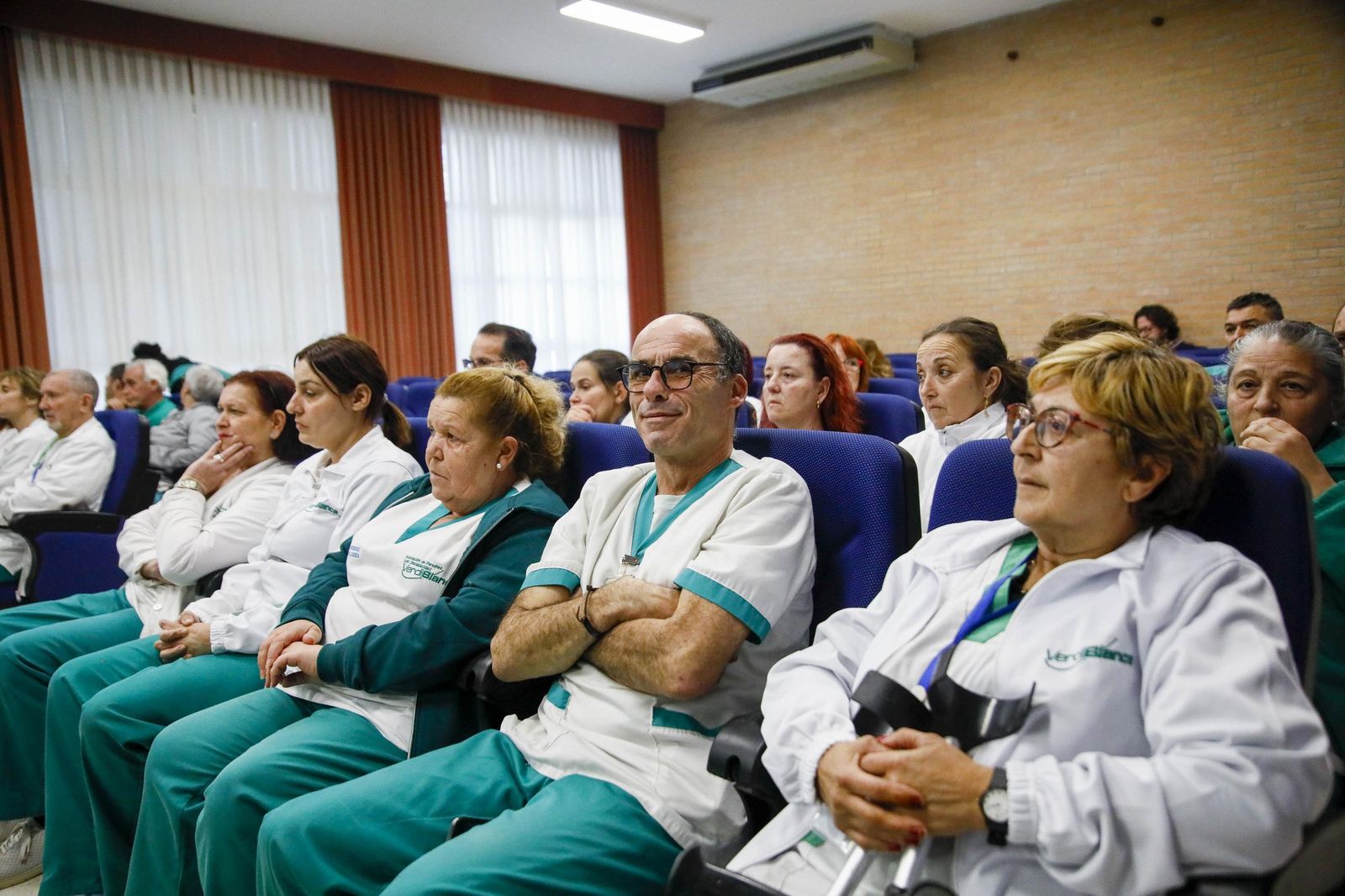 Imágenes de la enterga de certificado de profesionalidad de limpieza de superficies y mobiliarios de VerdiBlanca en la Universidad de Almería
