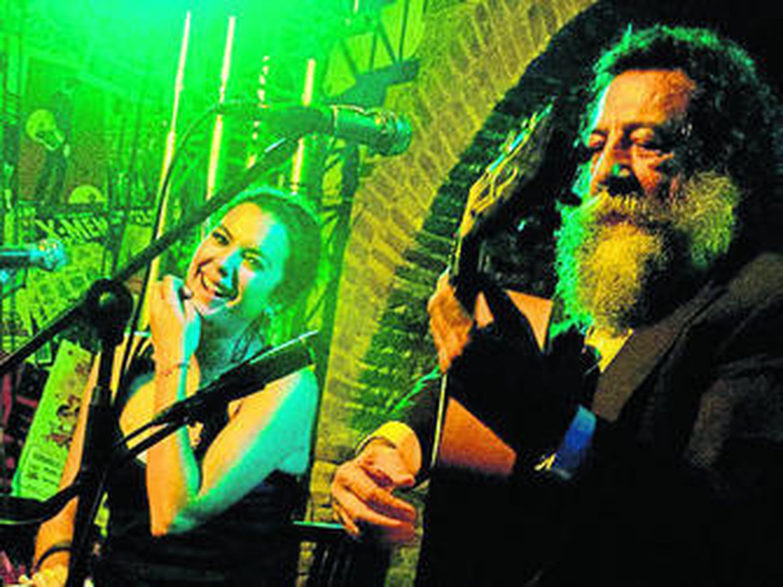Alba Molina y Manuel en la sala Gramola de Algeciras.