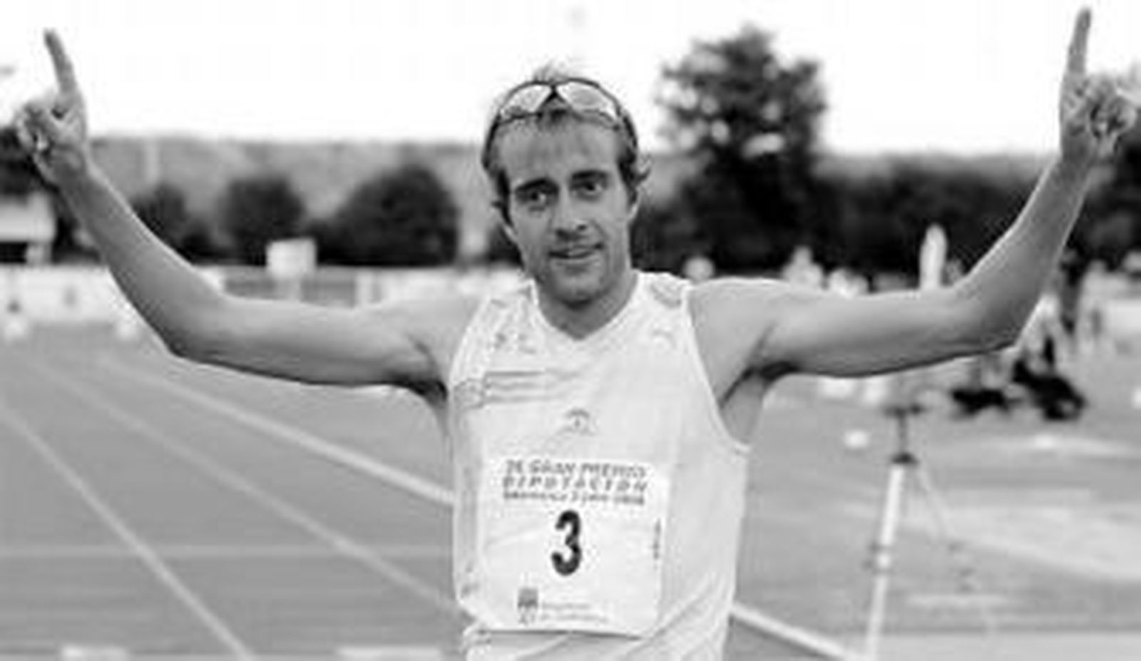 Ángel David Rodríguez celebra su logro nada más acabar la carrera.