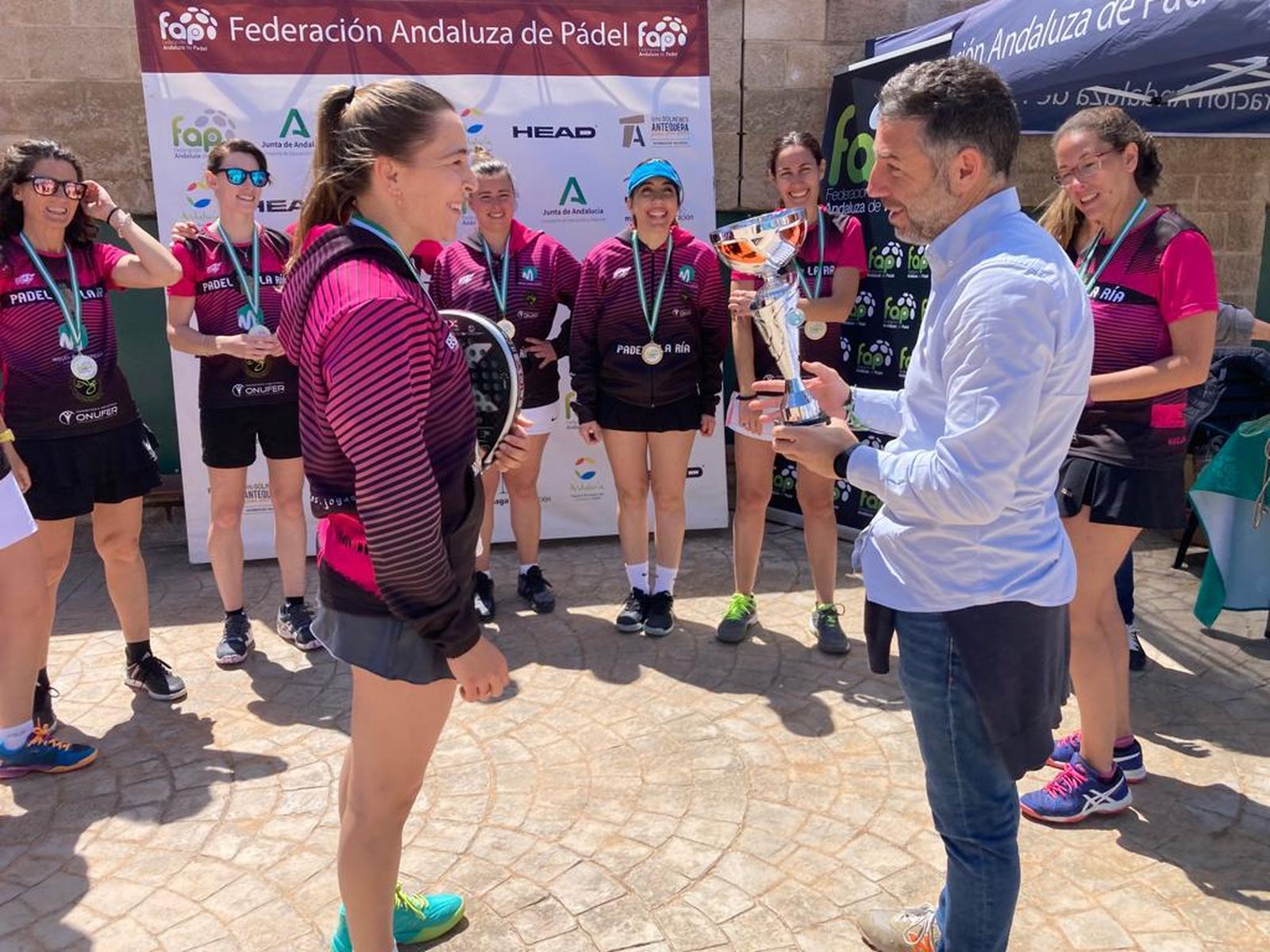 Las campeonas del Pádel Indoor La Ría reciben el trofeo acreditativo.