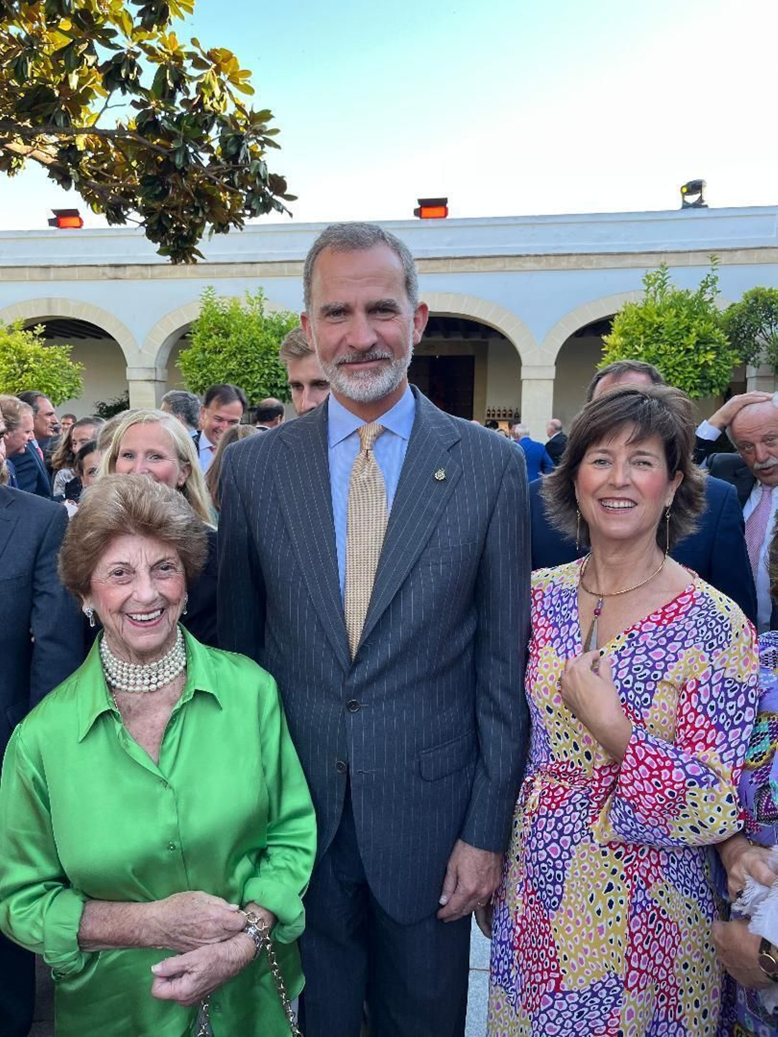 S.M. el Rey Don Felipe de Borbón con María Osborne Vázquez y María Cólogan Osborne.