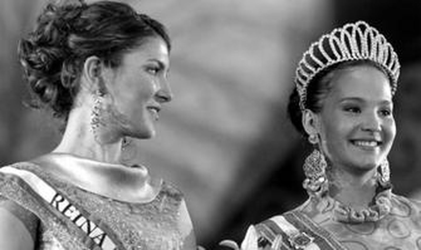 La reina de la Feria de 2008 mira a la representante barreña de este año, Sara Lobato Herrera, tras ser coronada.