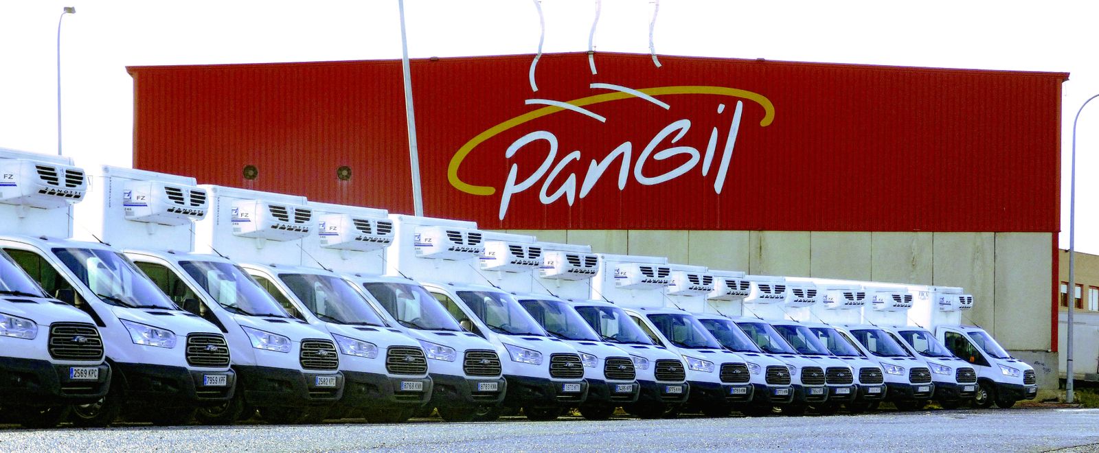 Camiones y el logo de Pan Gil