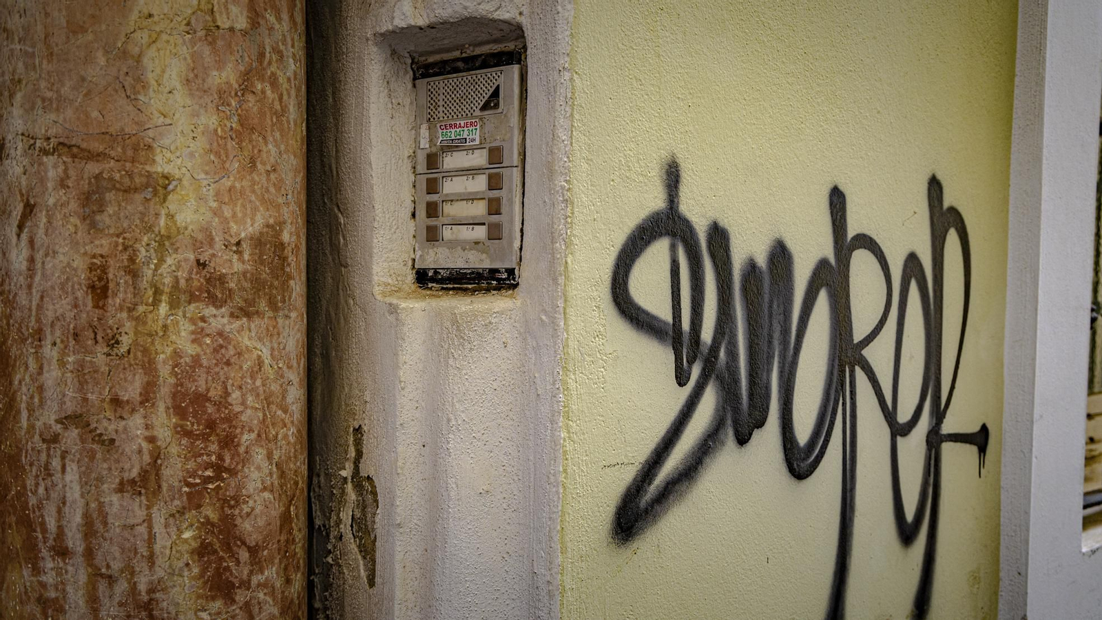 Pintadas y grafitis en el centro de Cádiz