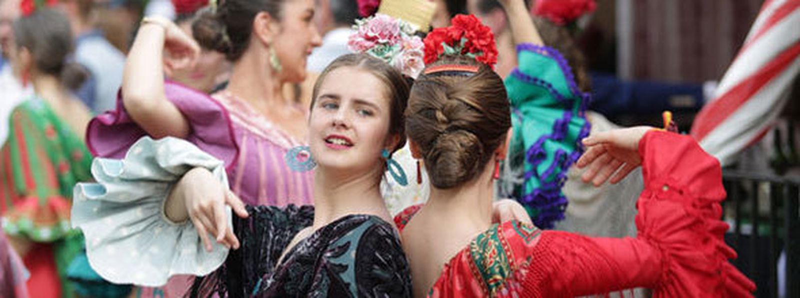 Dos chicas vestidas de gitana bailan a la puerta de una caseta/Diario de Sevilla