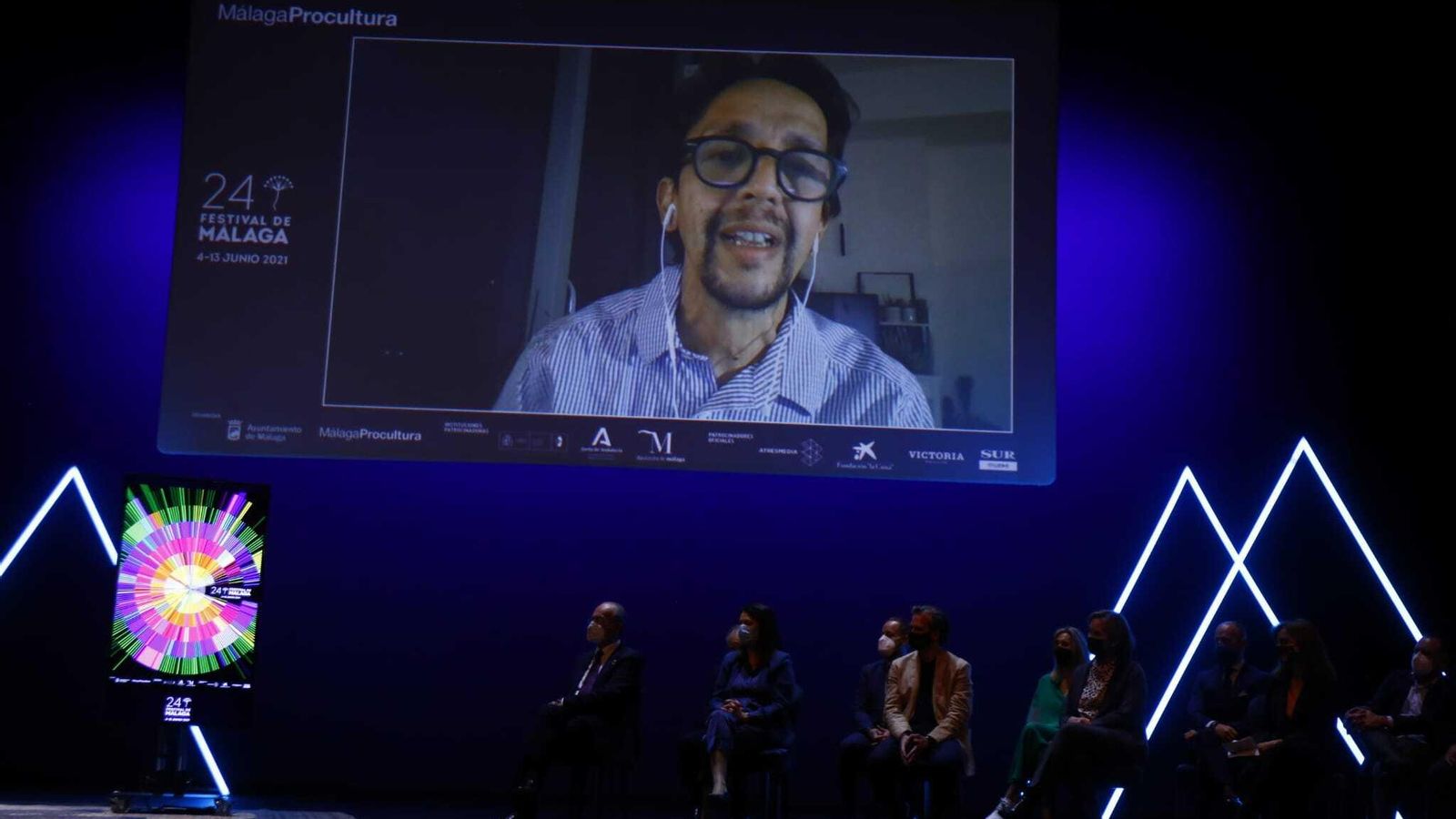 El diseñador del cartel, Ramiro Guevara, durante su intervención virtual desde Miami.