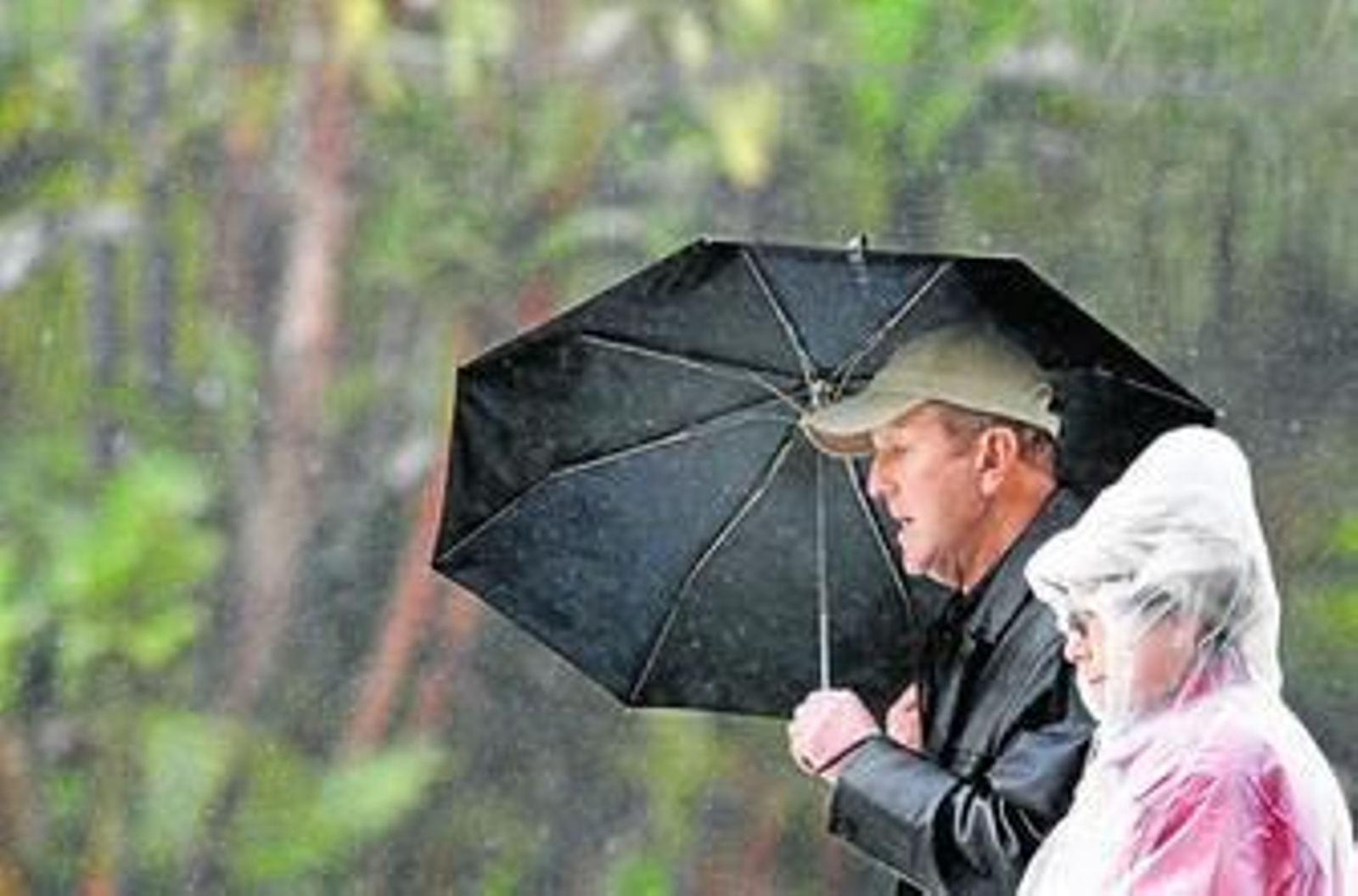 Dos turistas se protegen de la lluvia caída en Málaga.