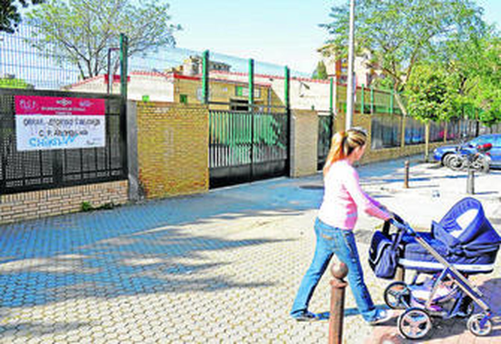 Entrada a la Escuela Alberto Lista del Polígono Sur.