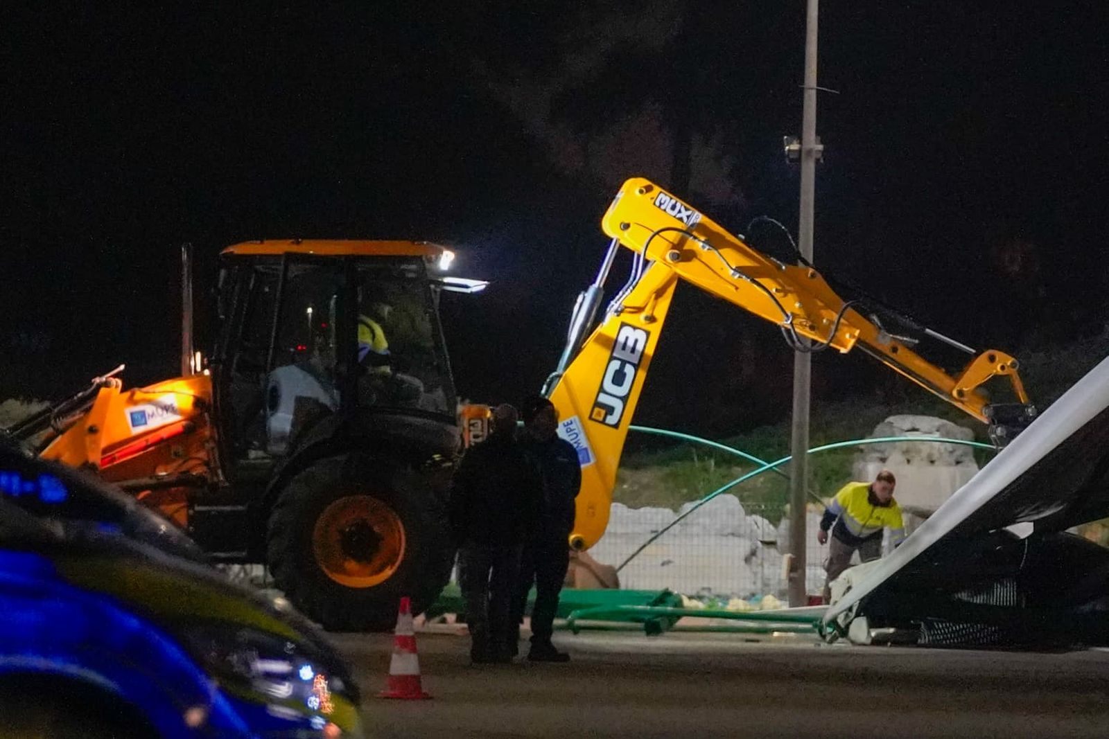 El derribo de la gasolinera de Alcosa, todas las fotos