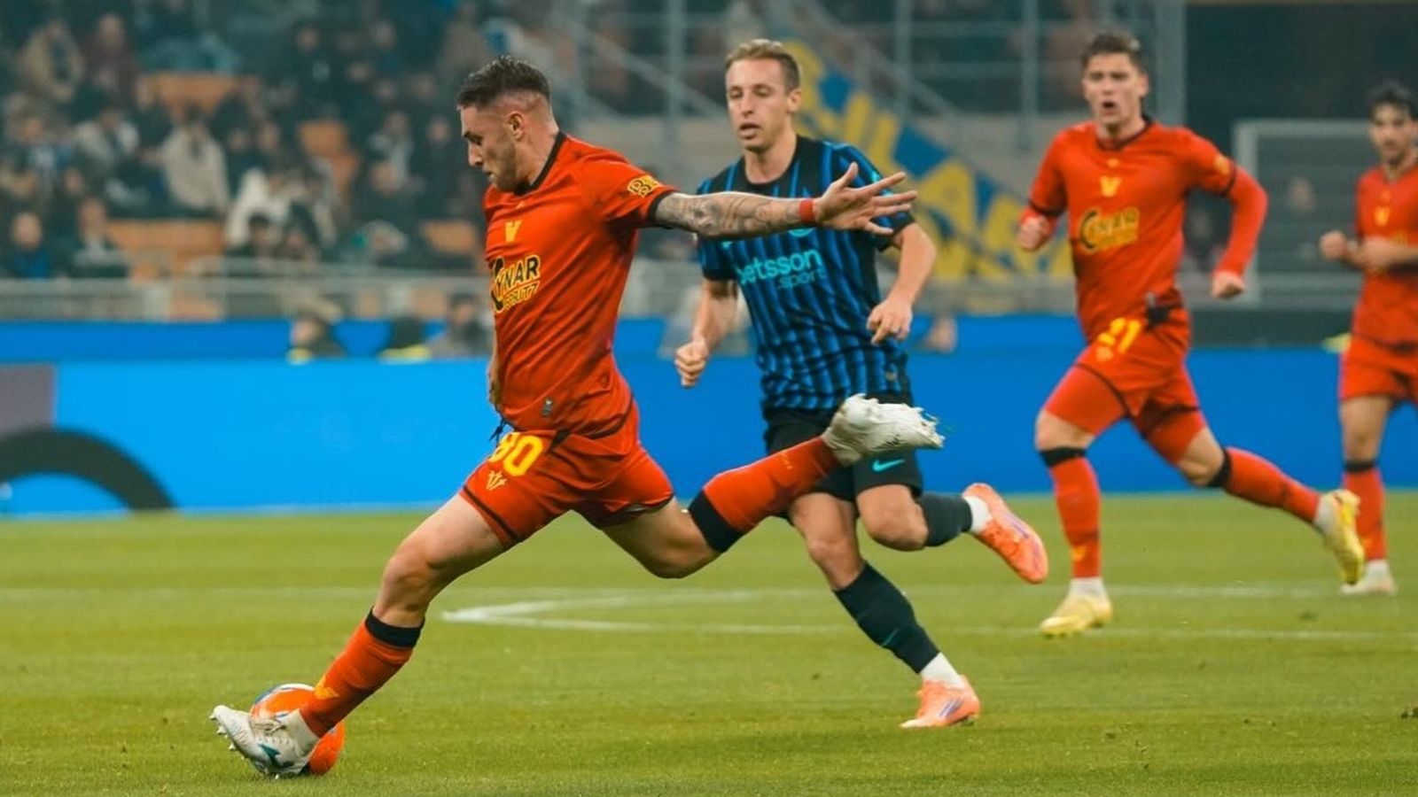 Antonio Casas remata a portería en la visita del Venezia al Inter de Milán.