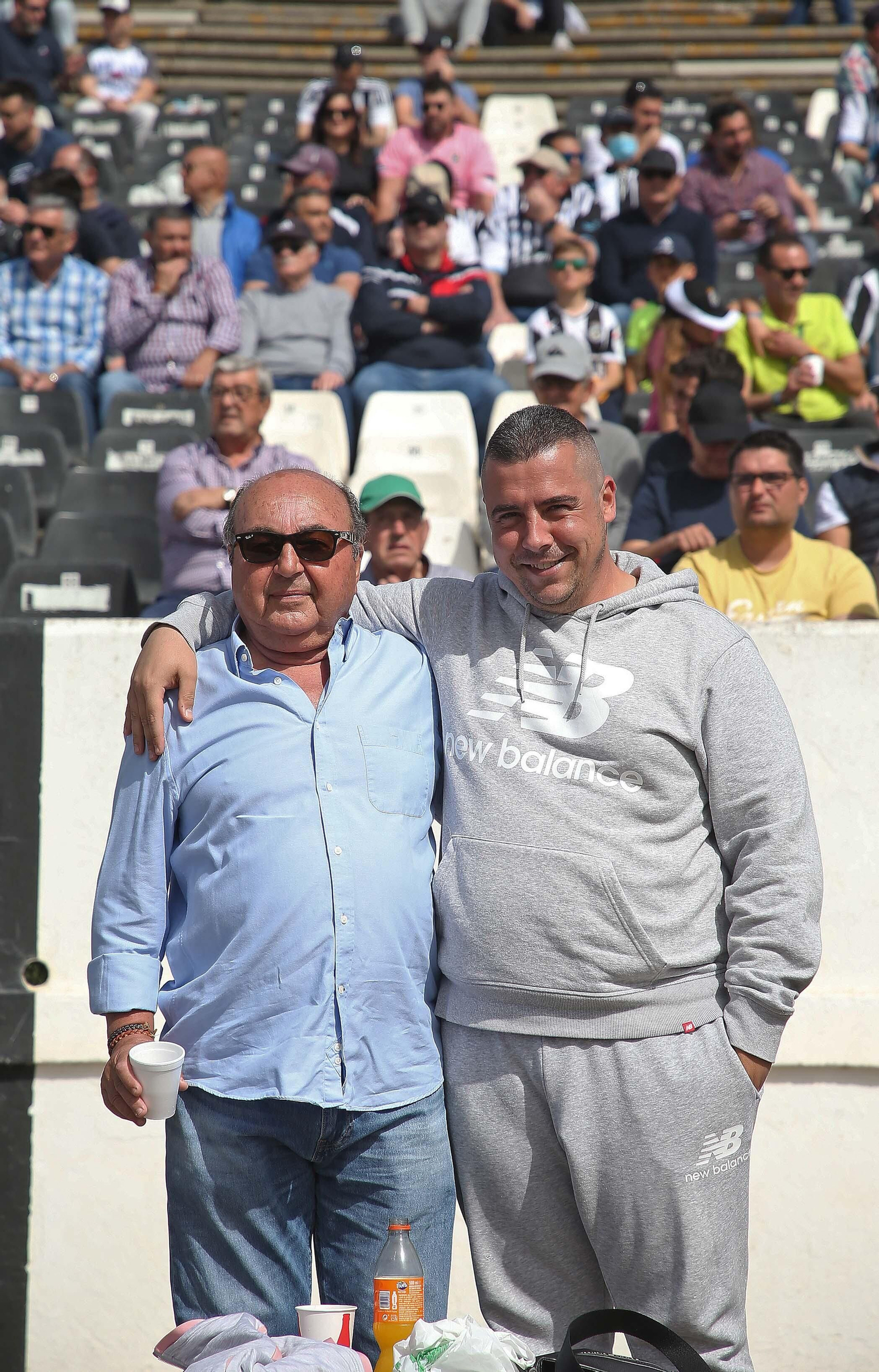 Fotos de la afición durante el Balona - Talavera en el estadio municipal de La Línea