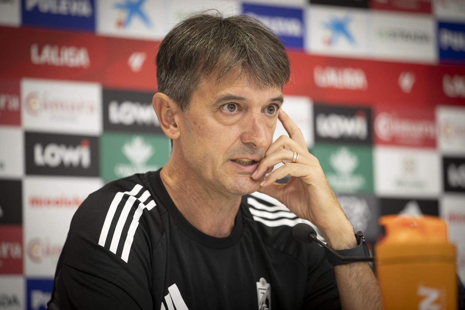 Pacheta en una rueda de prensa del Granada CF.