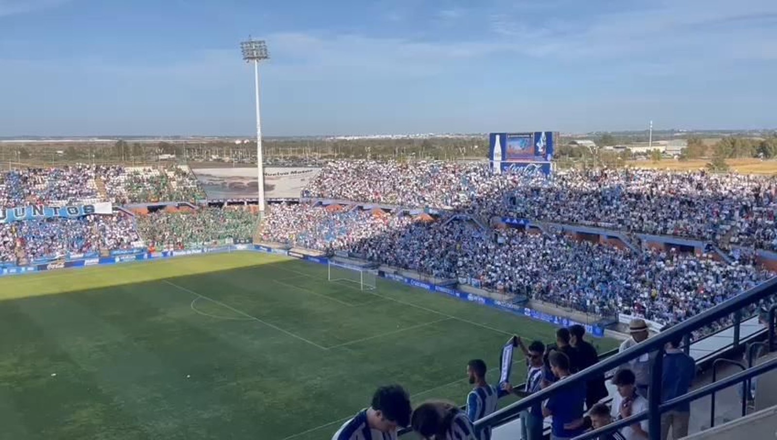 Afición cantando el himno del Recre en el Nuevo Colombino.