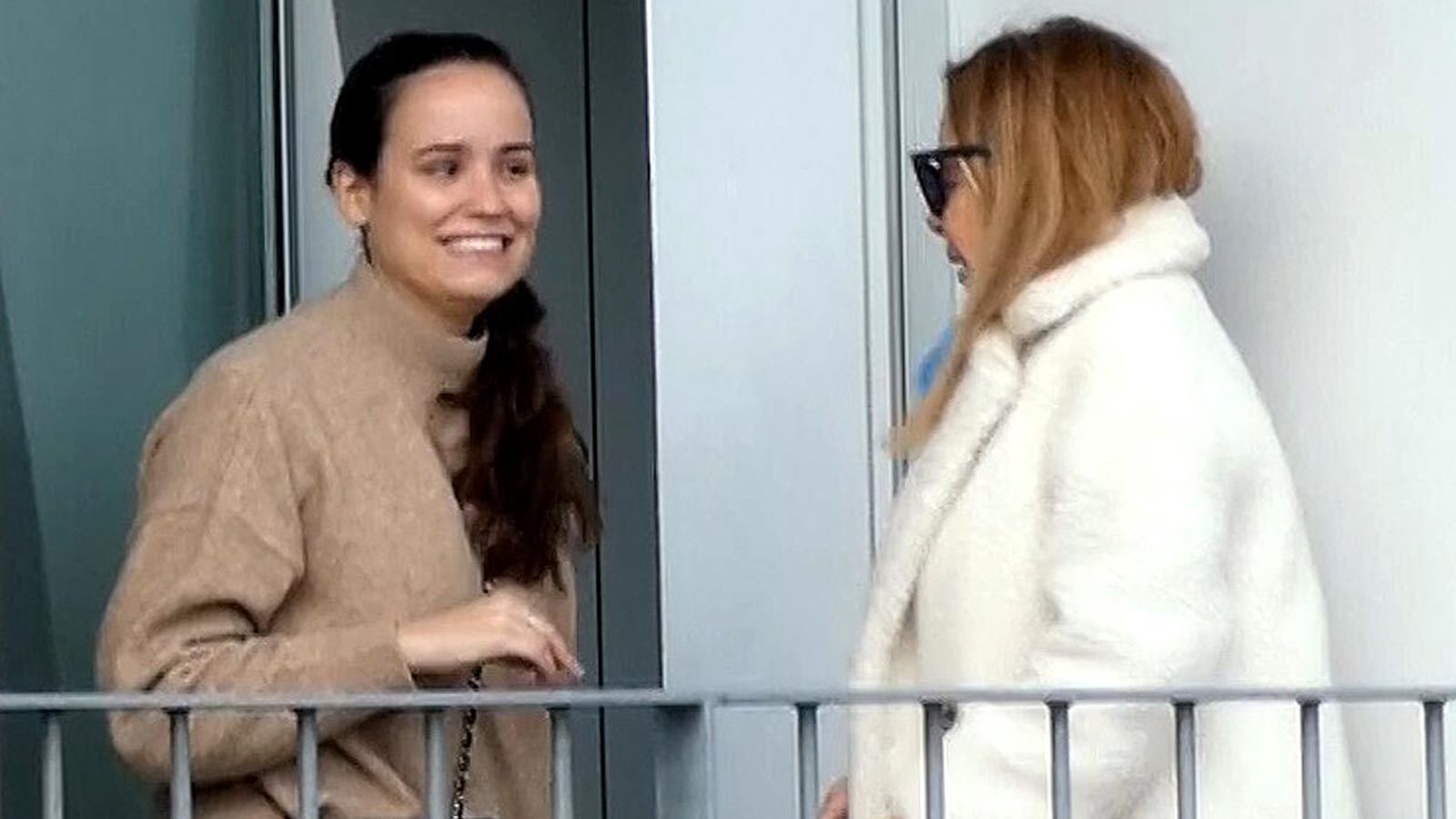 Carolina, con Ana Obregón, hace tan sólo unos días en una terraza del hospital donde estaba ingresado Álex.