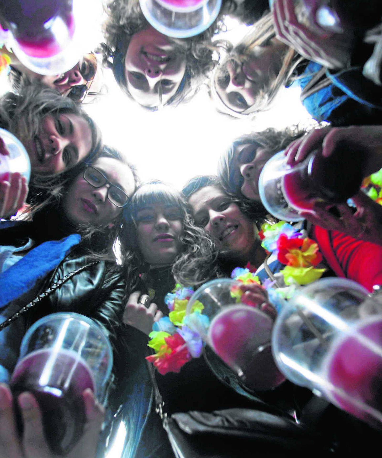 Un grupo de jóvenes brinda con kalimotxo, una bebida muy popular.