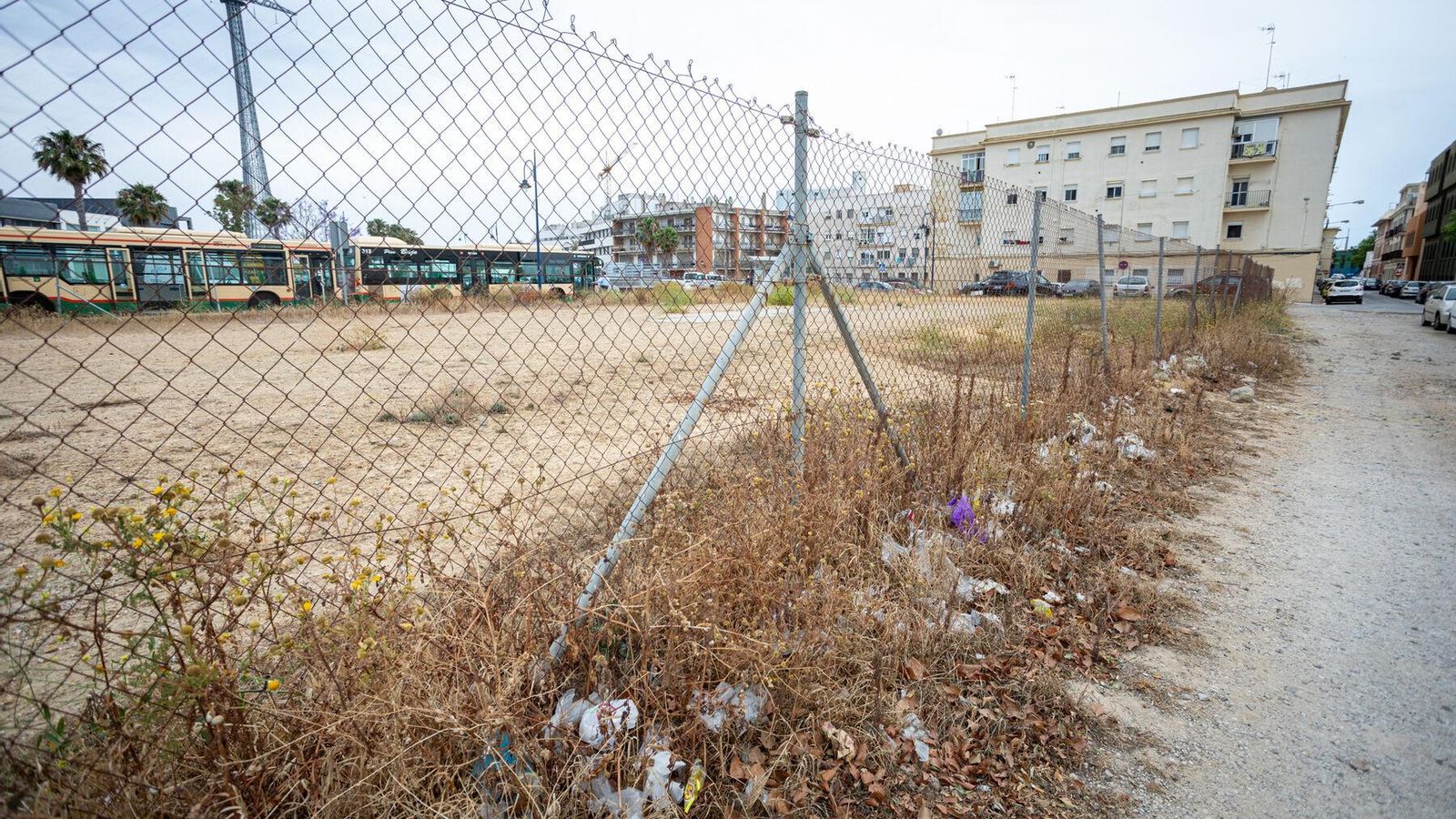Estado en el que se encuentra el solar municipal abandonado, junto a la calle Dársena, todavía sin urbanizar.