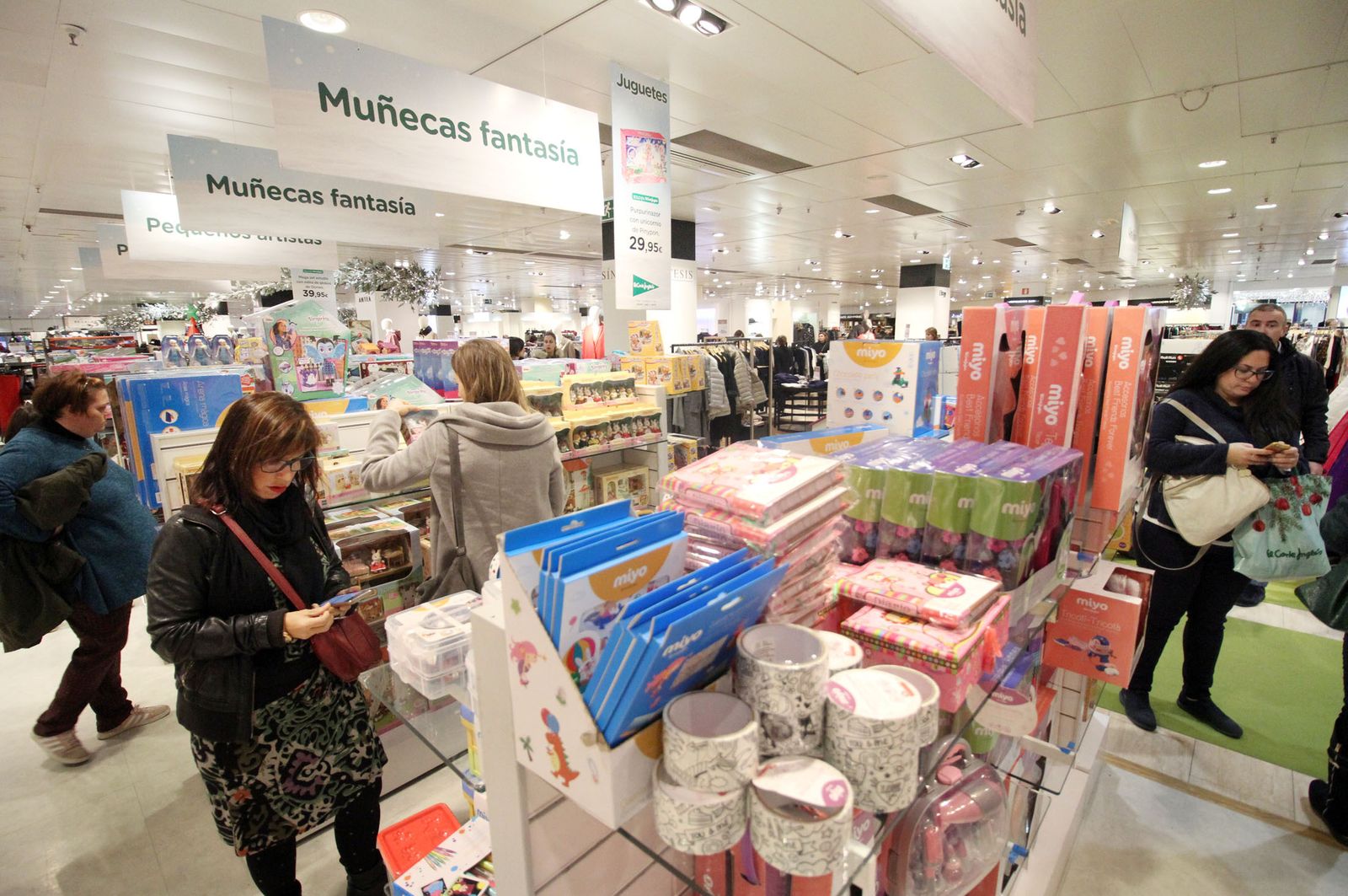 Un grupo de personas compran en el Corte Inglés de Huelva, en las pasadas Navidades.