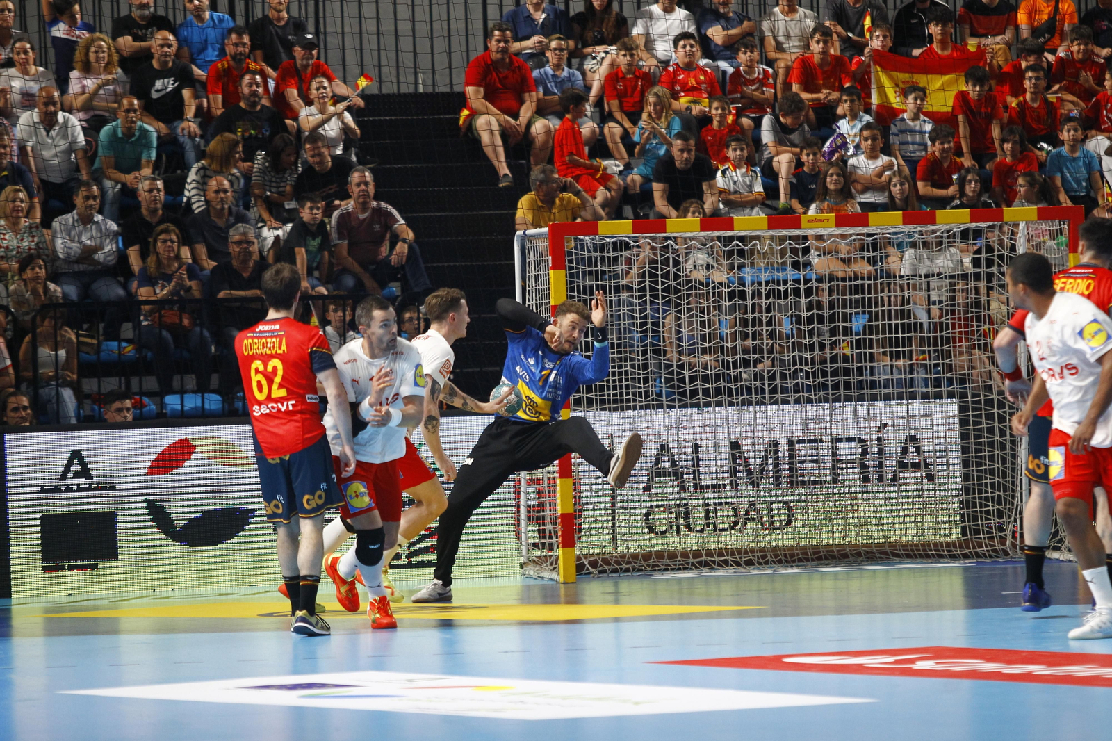 Imágenes del España-Dinamarca de la EHF Euro Cup de balonmano, en Almería