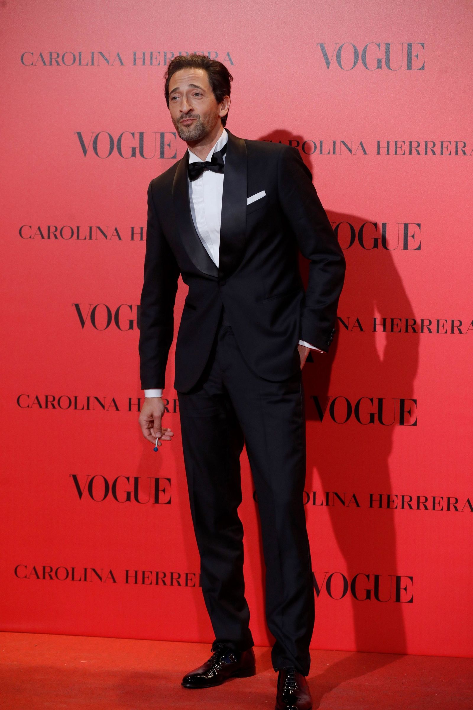 Adrien Brody, con un esmoquin clásico de Mango.