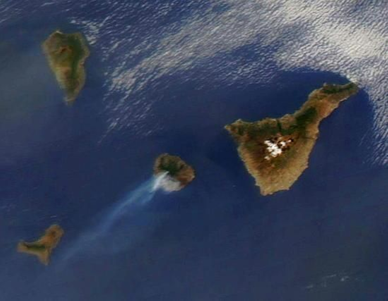 Imagen tomada por el satélite Terra de la NASA tomada sobre las Islas Canarias, en la que se aprecia la fumarola de humo que desprende el incendio de La Gomera.  Foto: EFE