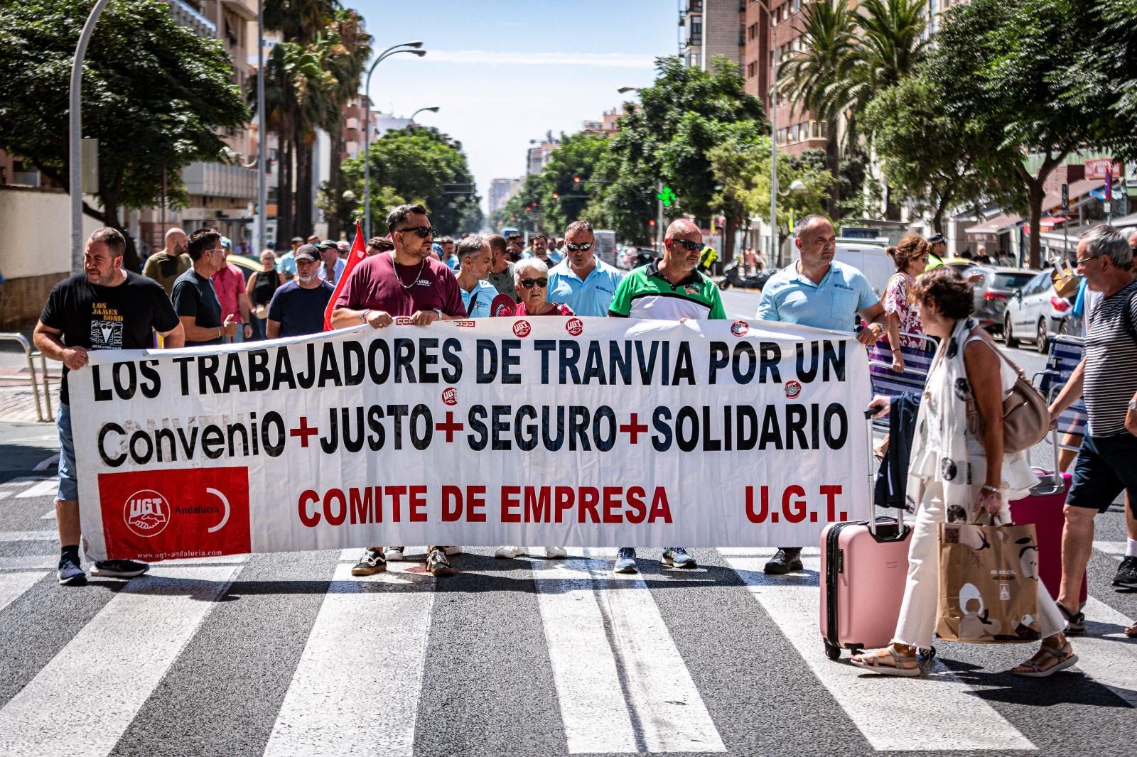 Huelga de autobuses en Cádiz: El comité vuelve a pedir la mediación del alcalde para seguir negociando