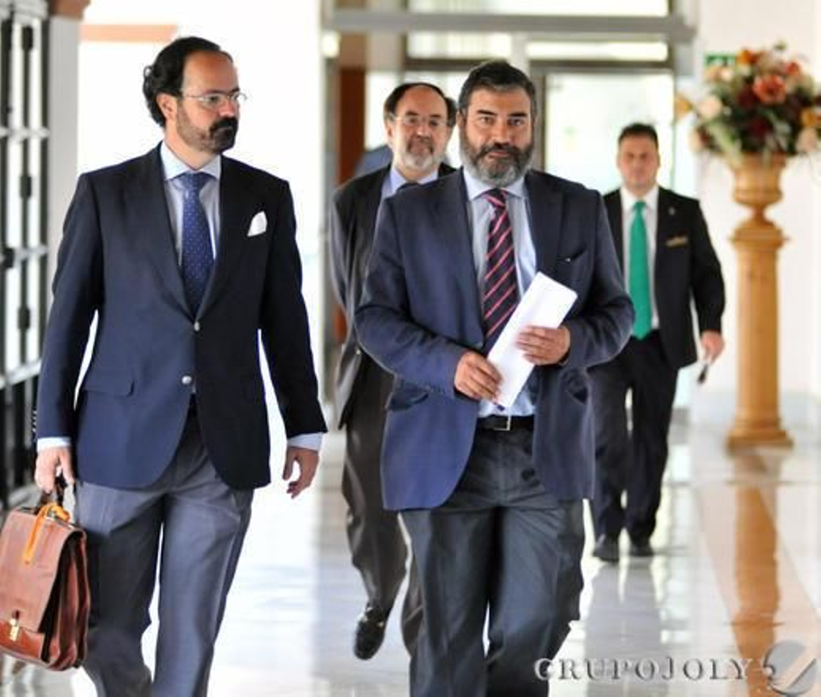 Manuel Diz-Lois en su llegada al Parlamento.

Foto: Juan Carlos Vazquez