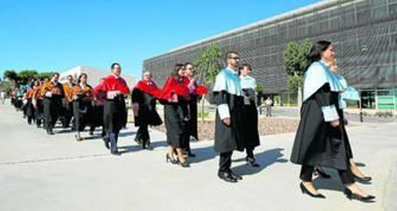 Los doctores de la Universidad de Almería se dirigen al acto de apertura de curso en el Paraninfo.