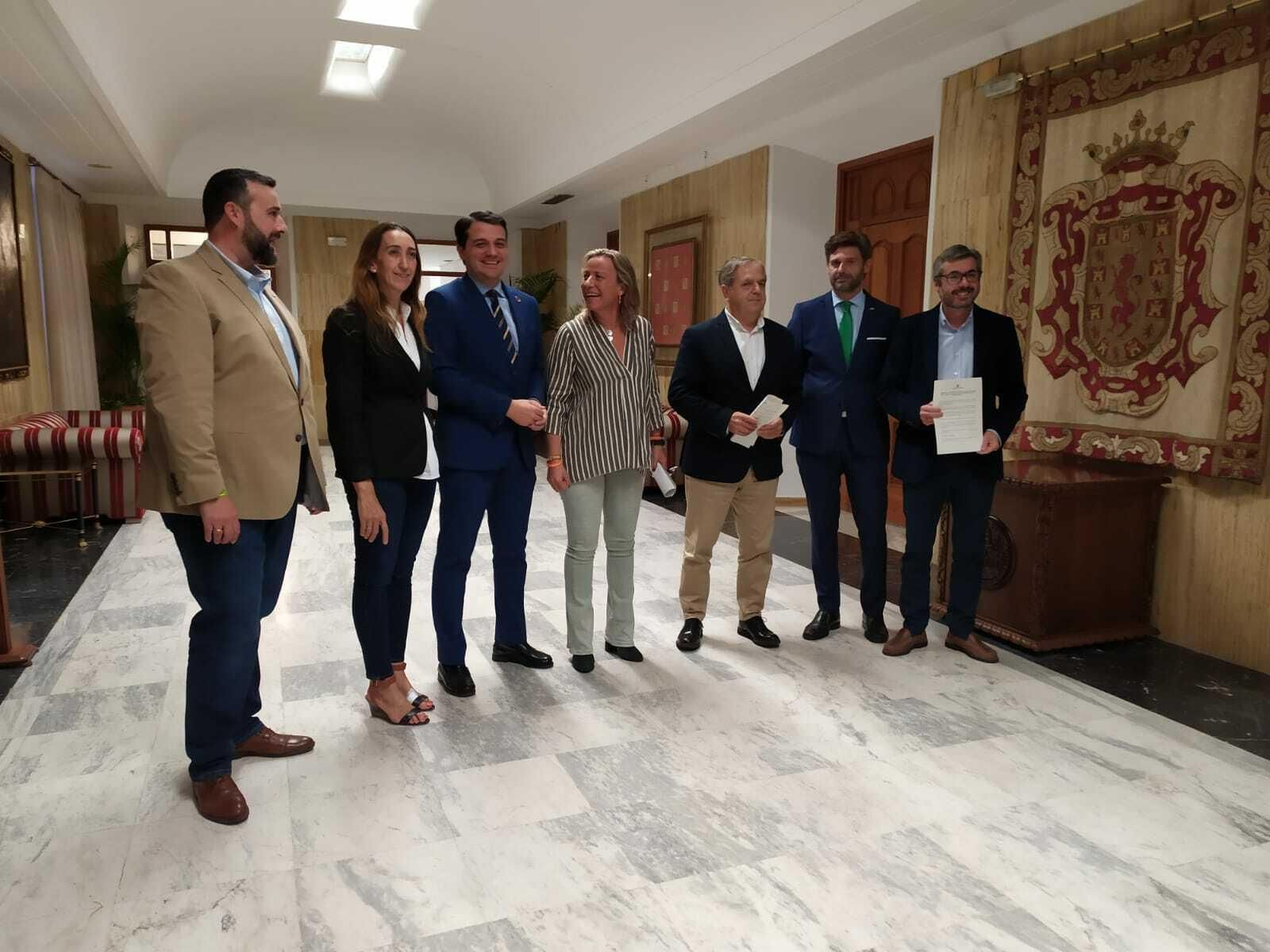 Foto de familia de la rúbrica del acuerdo del PP, Cs y Vox para las ordenanzas fiscales 2020.
