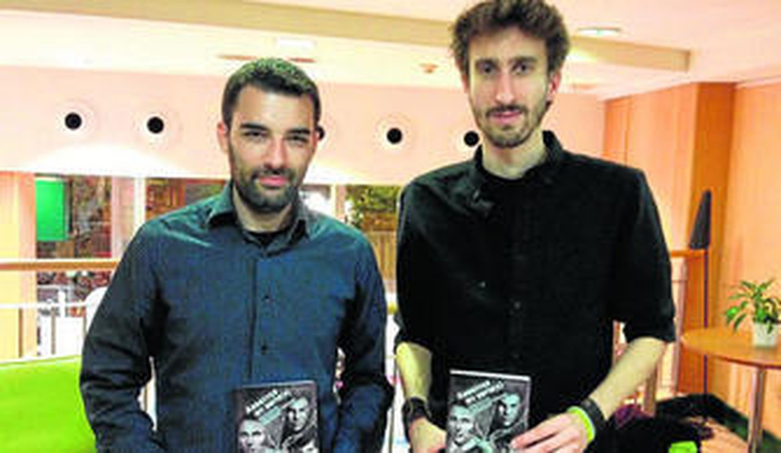 Víctor Hernández-Santaolalla y Alberto Hermida, autores del estudio 'Asesinos en serie(s)'.