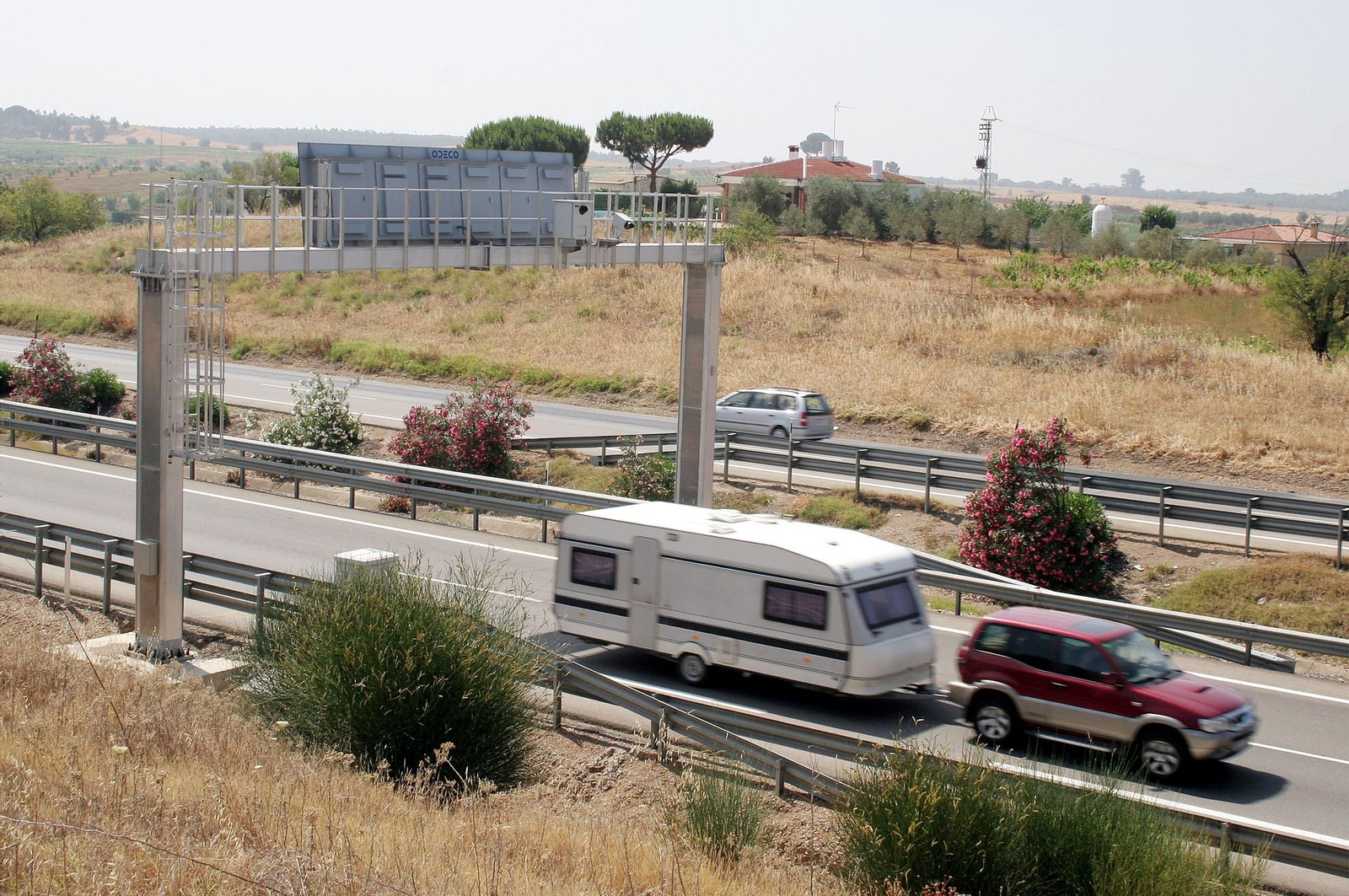 Radar situado tras un panel informativo en la A-49, en las inmediaciones del desvío a La Palma, Bollullos y Almonte.