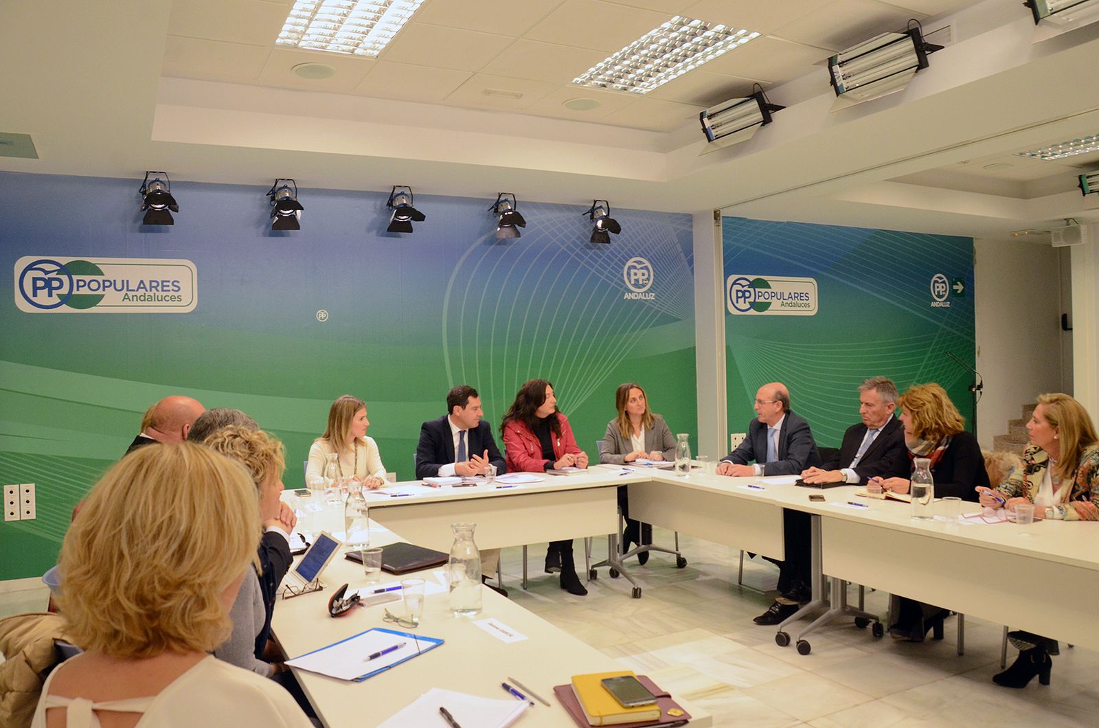 Juanma Moreno, ayer en la sede del PP durante su reunión con los repesentantes de colegios concertados.