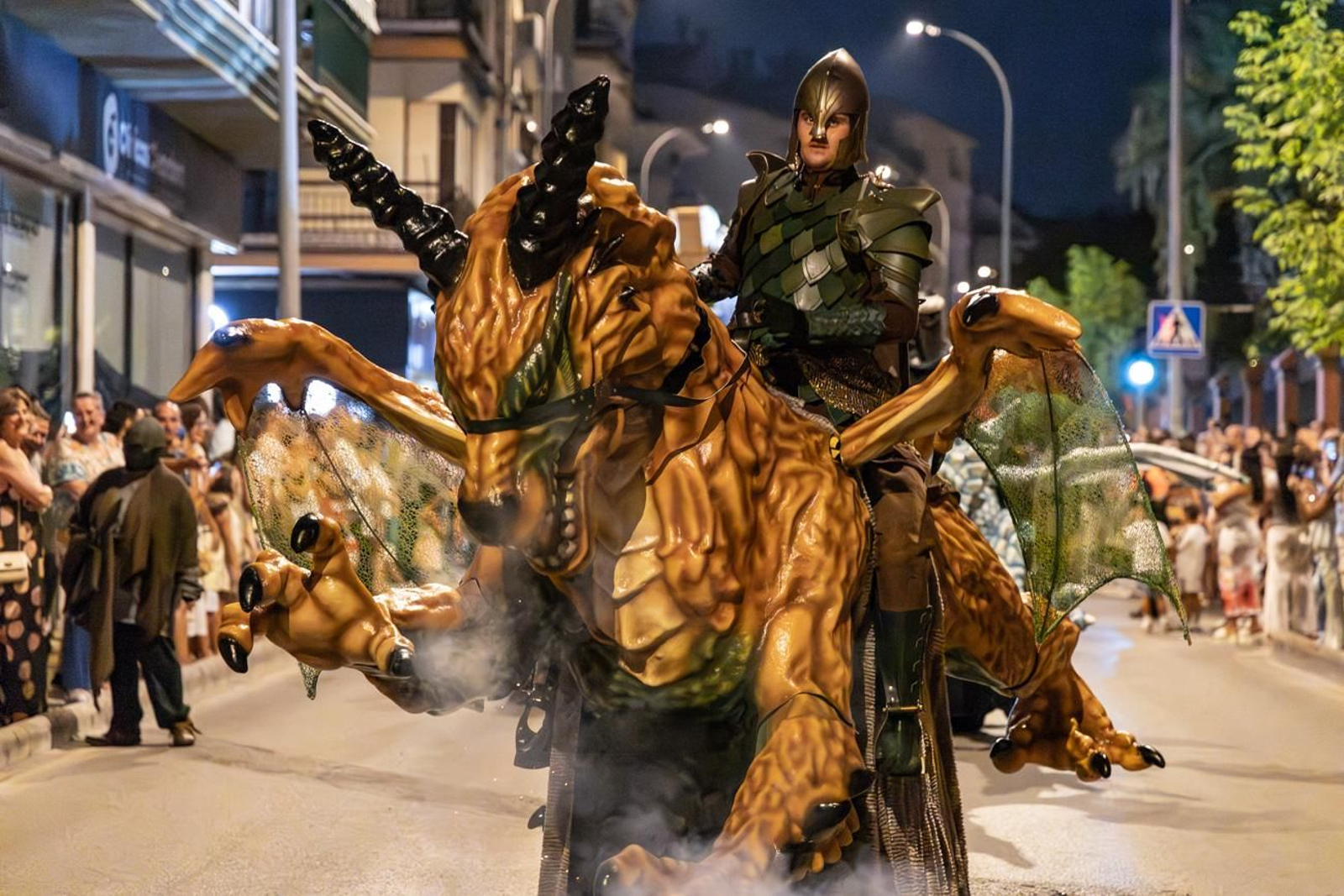 Pasacalles inaugural, fuegos artificiales e iluminación de la portada de feria y del recinto ferial de la Feria de San Bartolomé en Martos