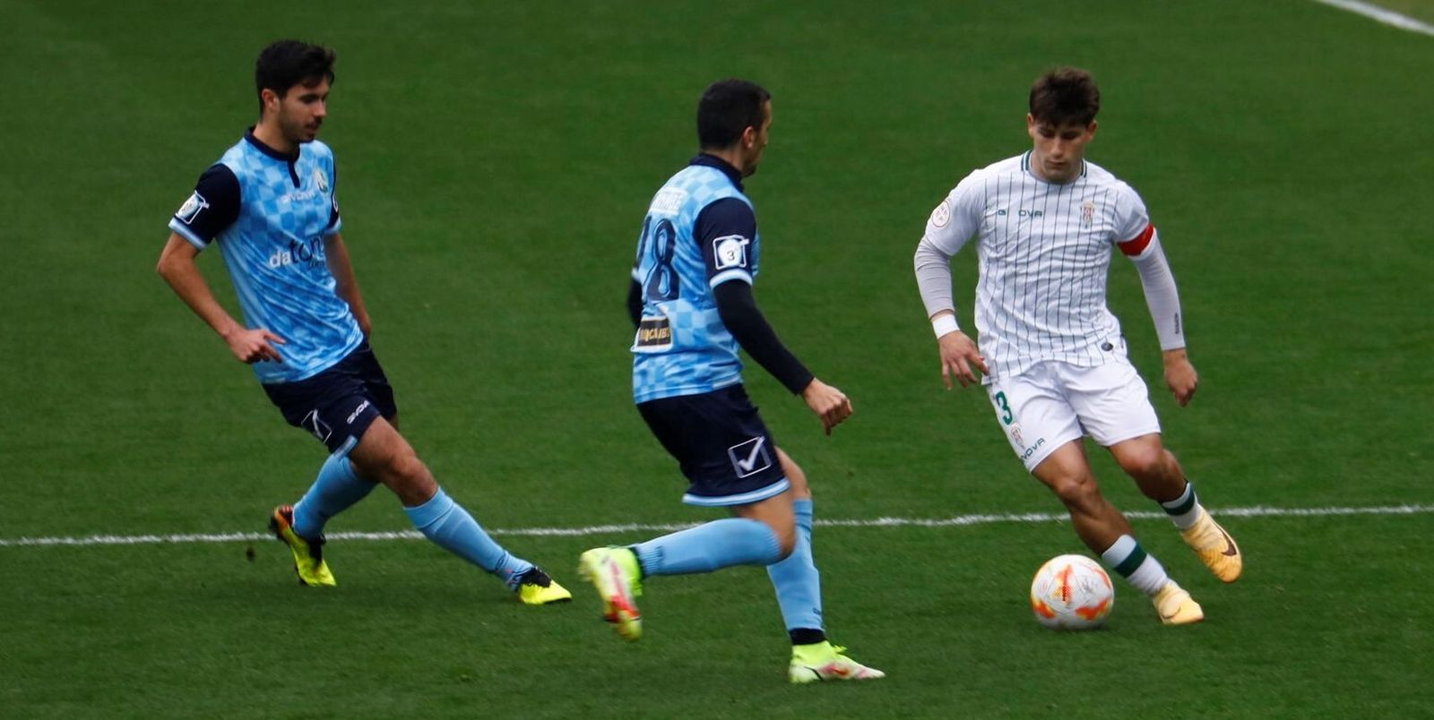 Manolillo, capitán del Córdoba B, en un partido en El Arcángel.
