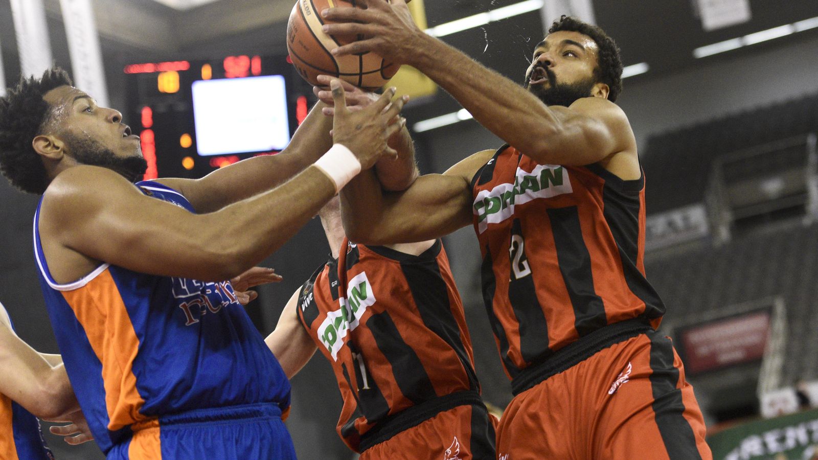 Devin Wright lucha por capturar un rebote