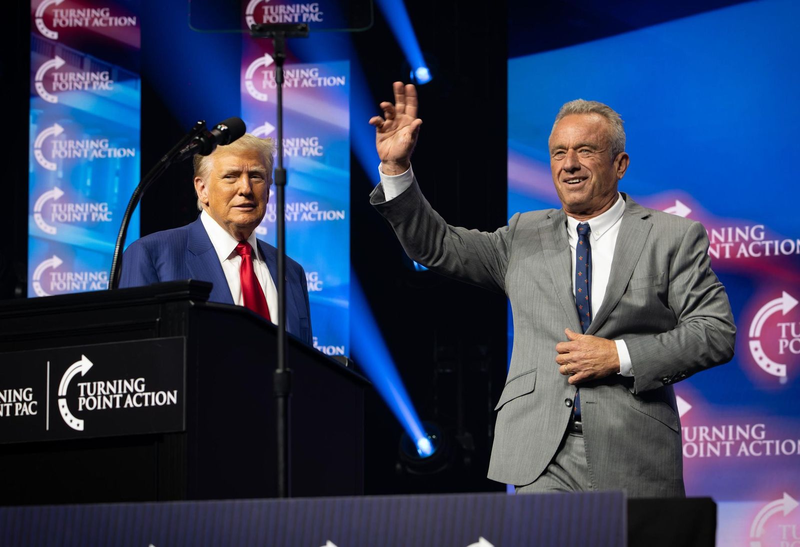 Robert F. Kennedy Jr. acompaña a Donald Trump en un acto electoral en Georgia.