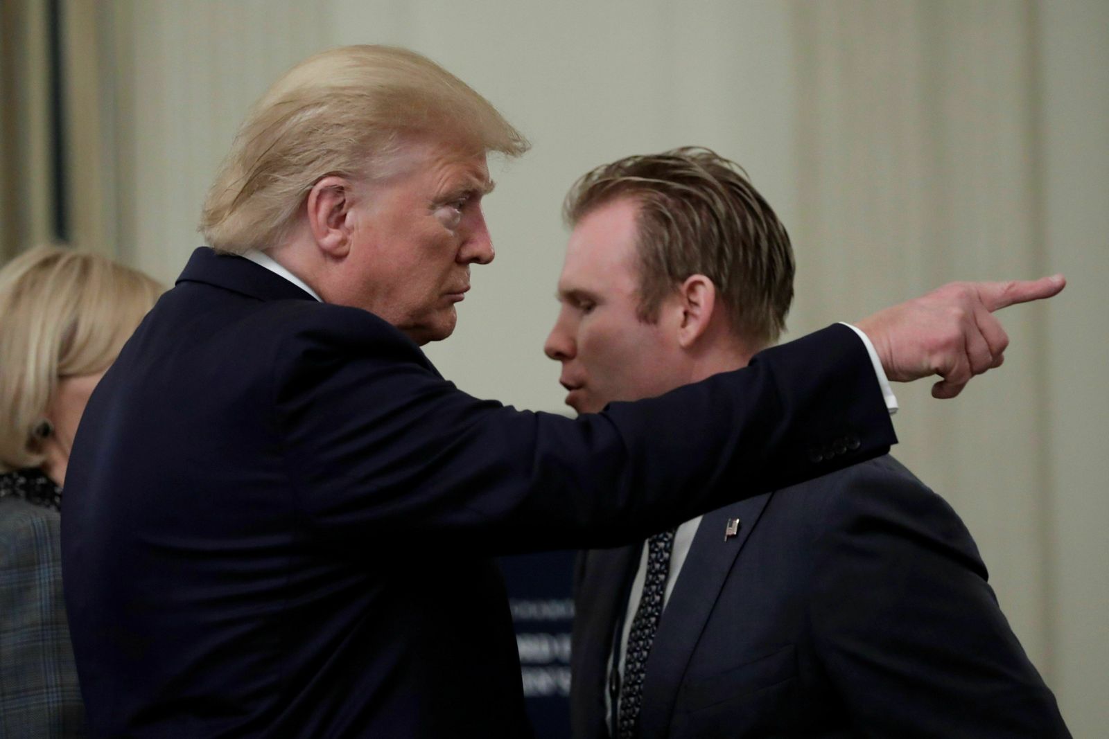 Trump señala con el dedo en un acto en la Casa Blanca.