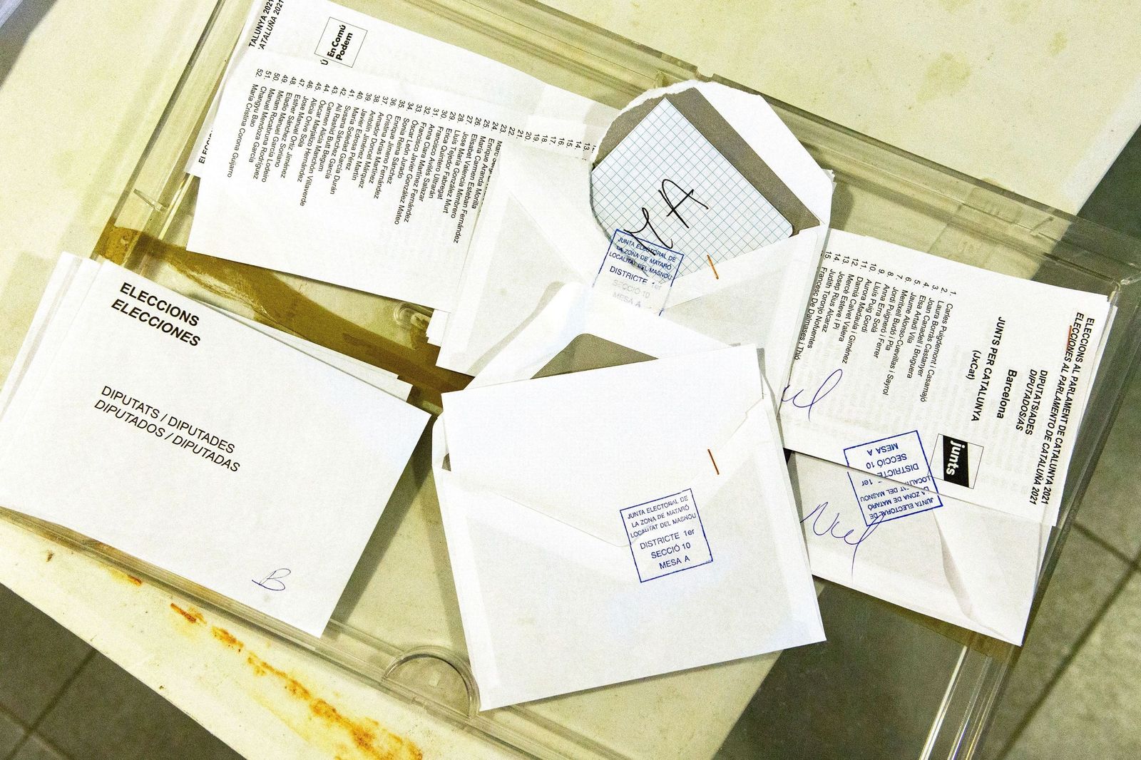 Imágenes de la jornada electoral en Cataluña